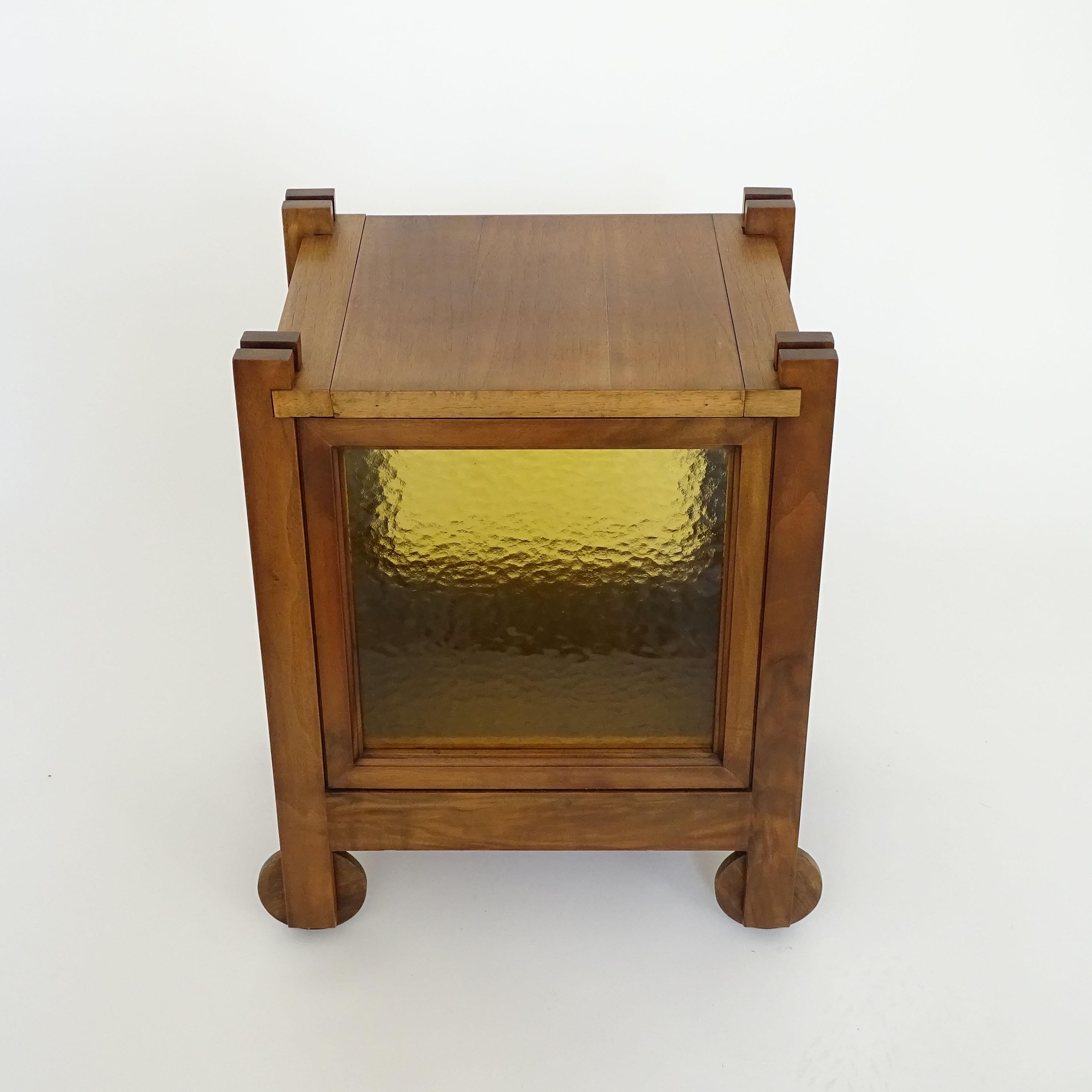 Brutalist Italian 1970s Small Wood and Stained and Textured Yellow Glass Dry Bar on Wooden Wheels (Petit bar à sec en bois et verre jaune teinté et texturé sur roues en bois).
Provenance : Monticello Golf Club. Conçu par l'architecte. Luigi Caccia