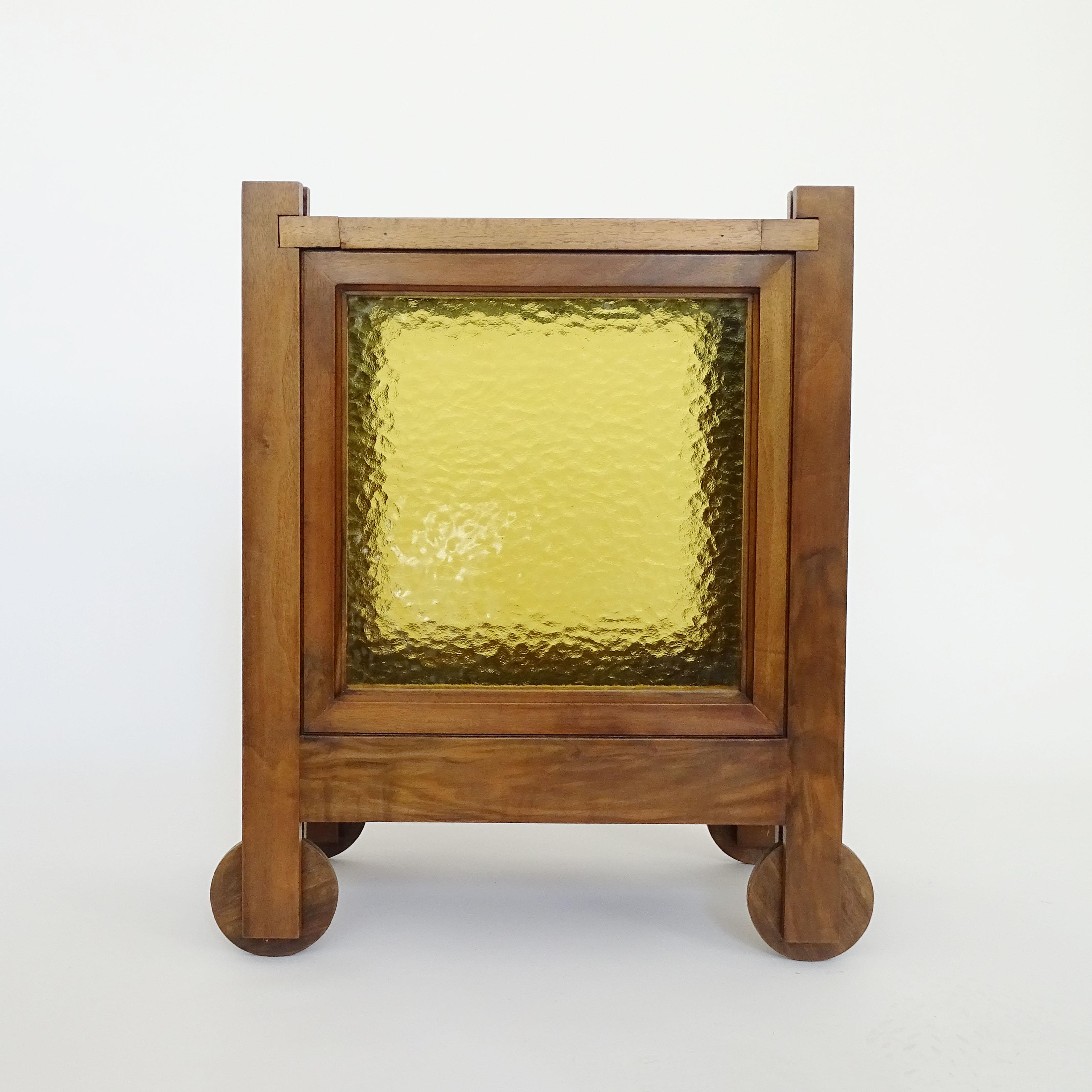 Mid-Century Modern Petit bar italien brutaliste des années 1970 en bois et verre sur roues en bois en vente