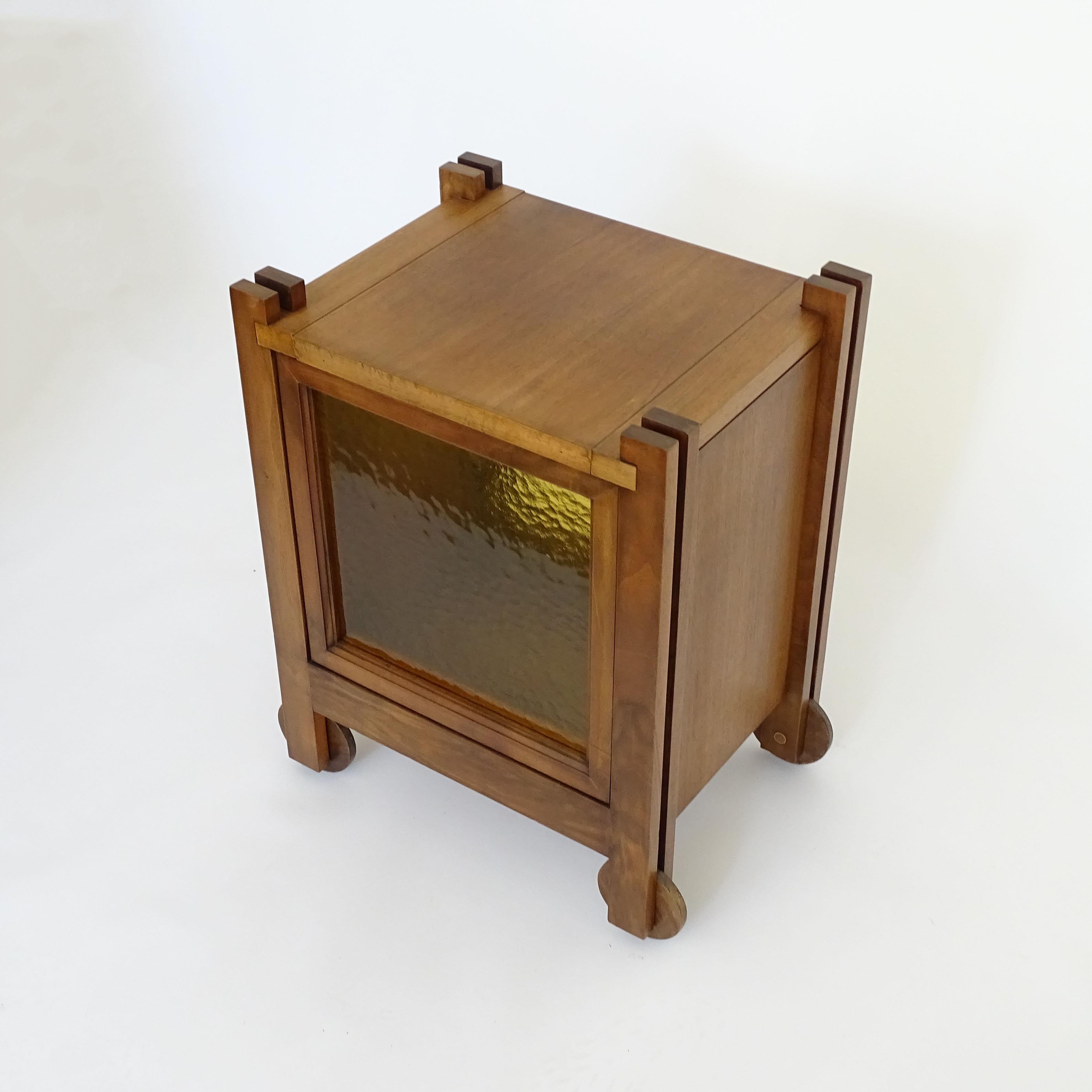 Petit bar italien brutaliste des années 1970 en bois et verre sur roues en bois Bon état - En vente à Milan, IT