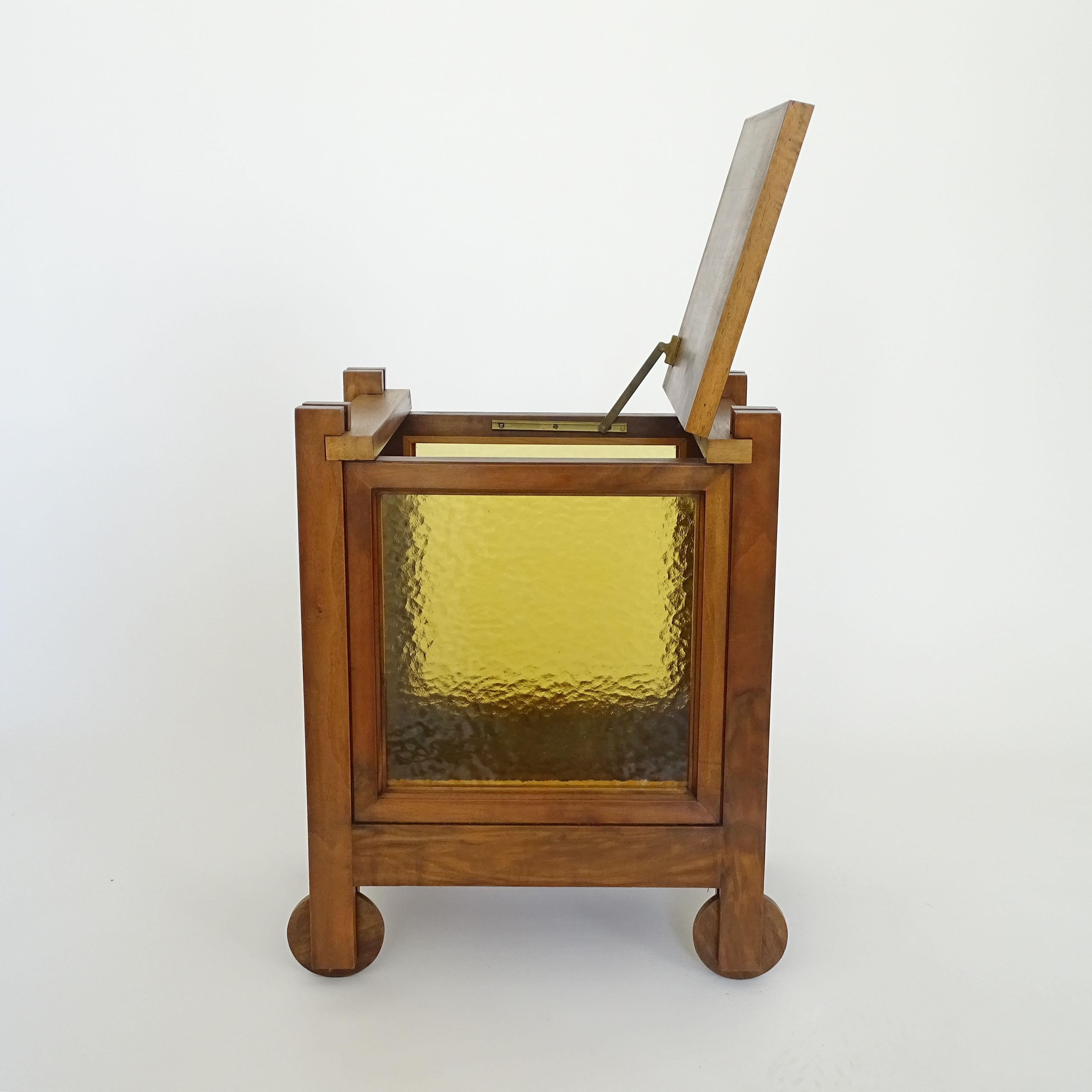 Fin du 20e siècle Petit bar italien brutaliste des années 1970 en bois et verre sur roues en bois en vente