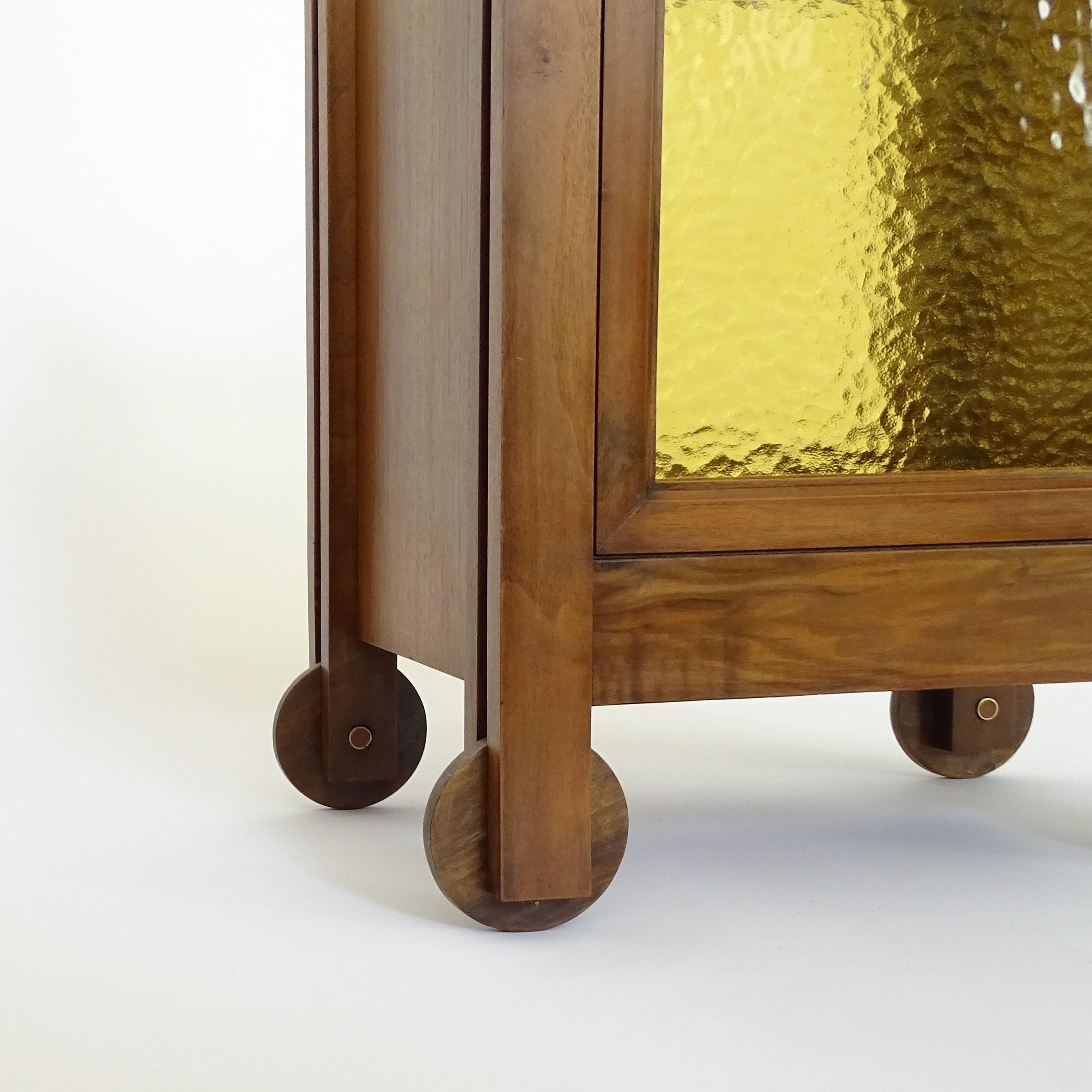 Verre Petit bar italien brutaliste des années 1970 en bois et verre sur roues en bois en vente