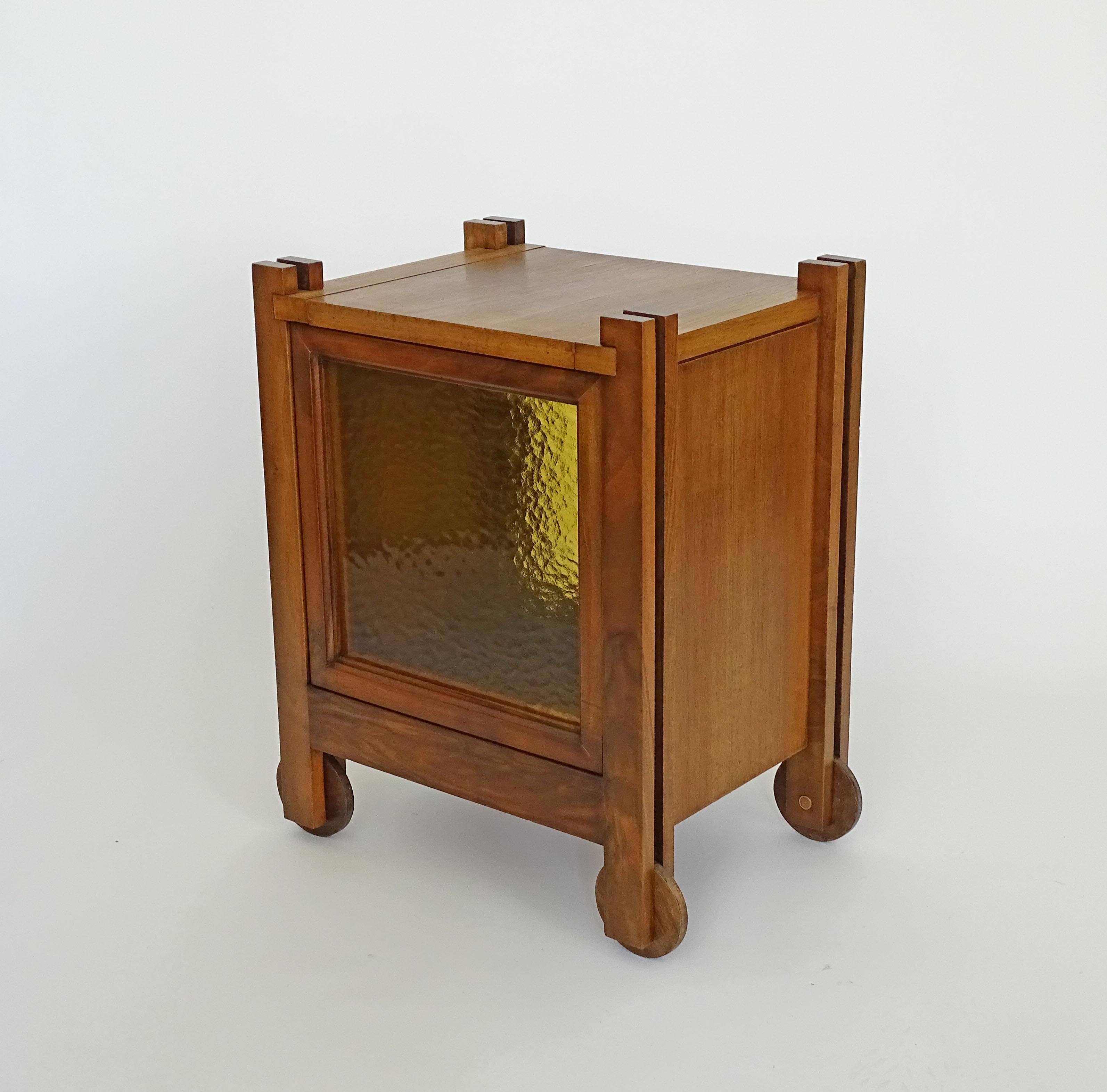 Petit bar italien brutaliste des années 1970 en bois et verre sur roues en bois en vente 1
