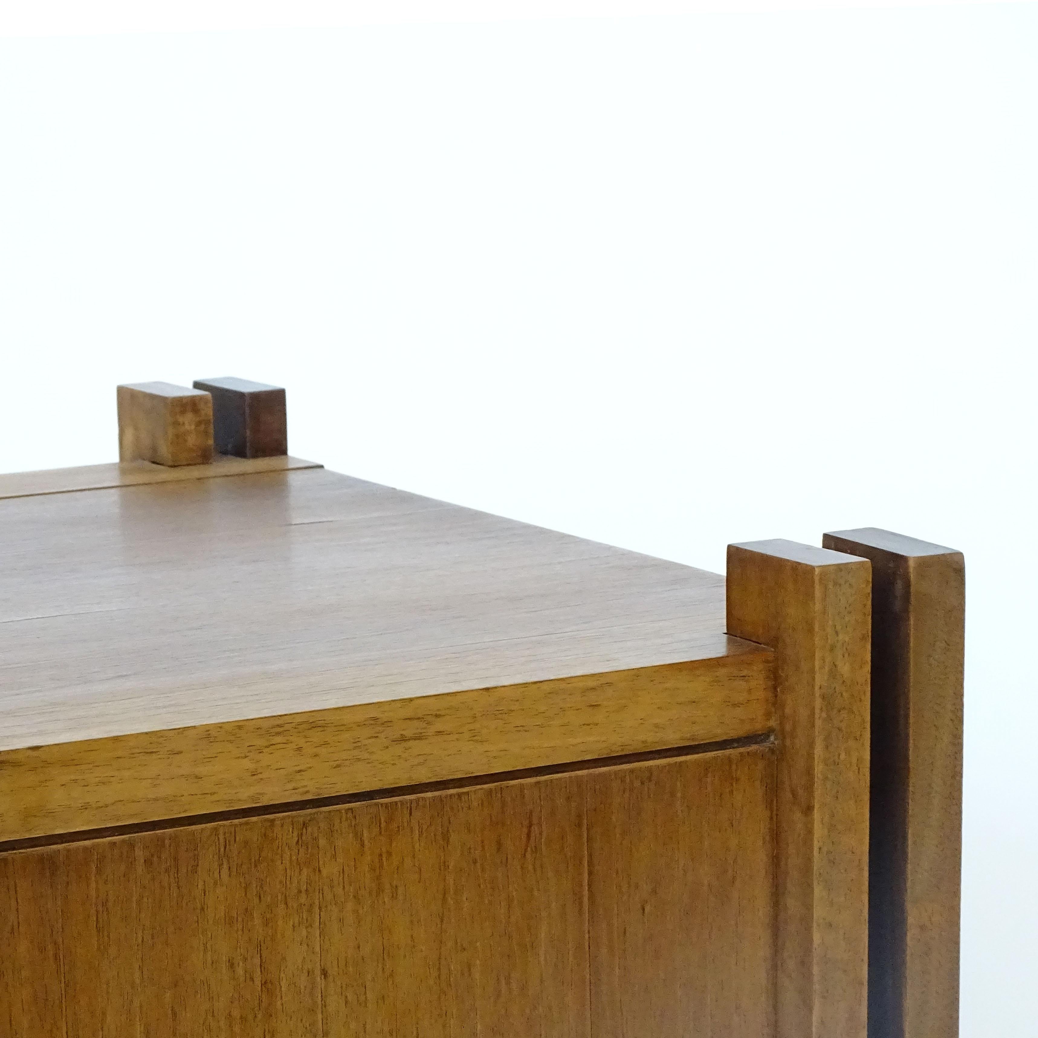 Petit bar italien brutaliste des années 1970 en bois et verre sur roues en bois en vente 2