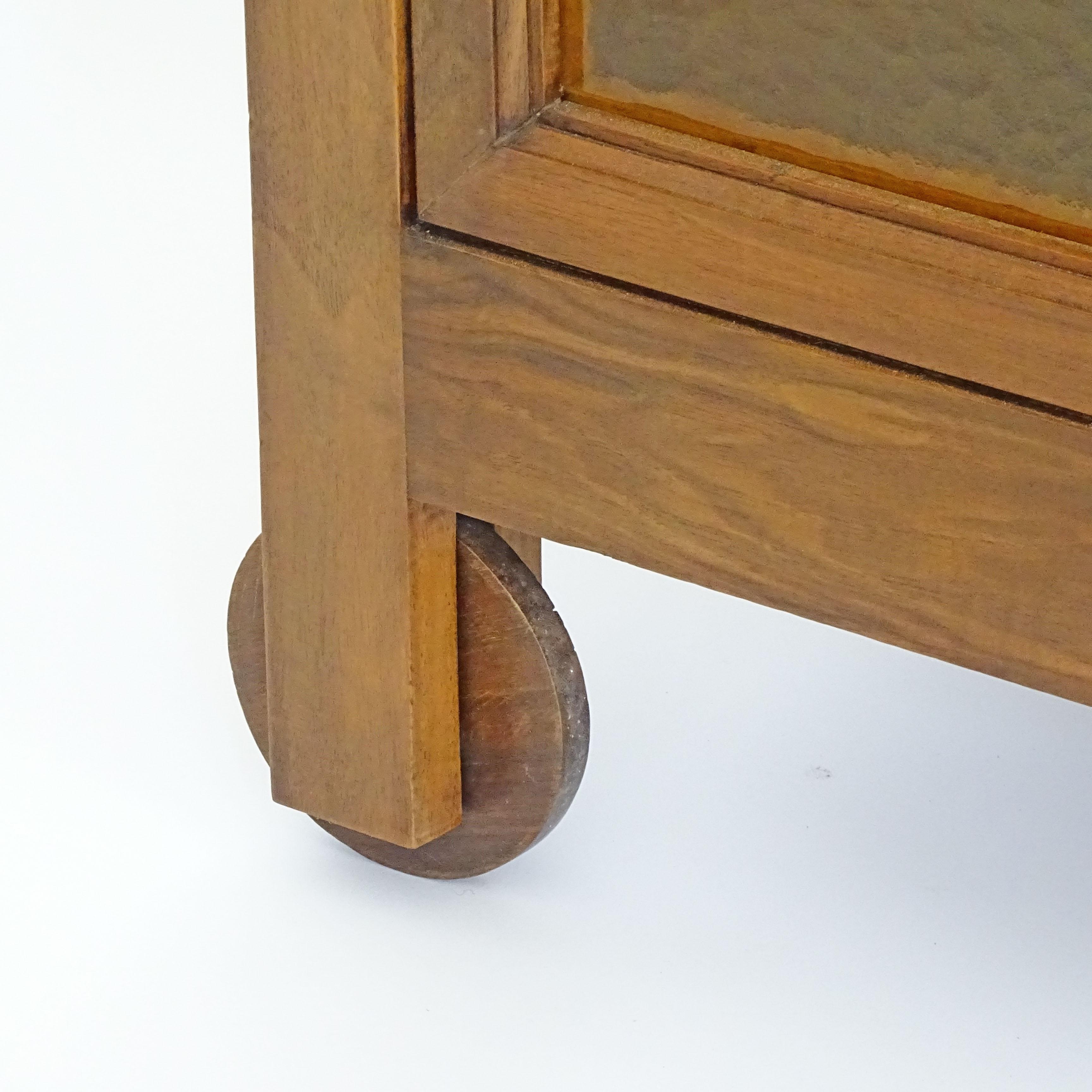 Petit bar italien brutaliste des années 1970 en bois et verre sur roues en bois en vente 3
