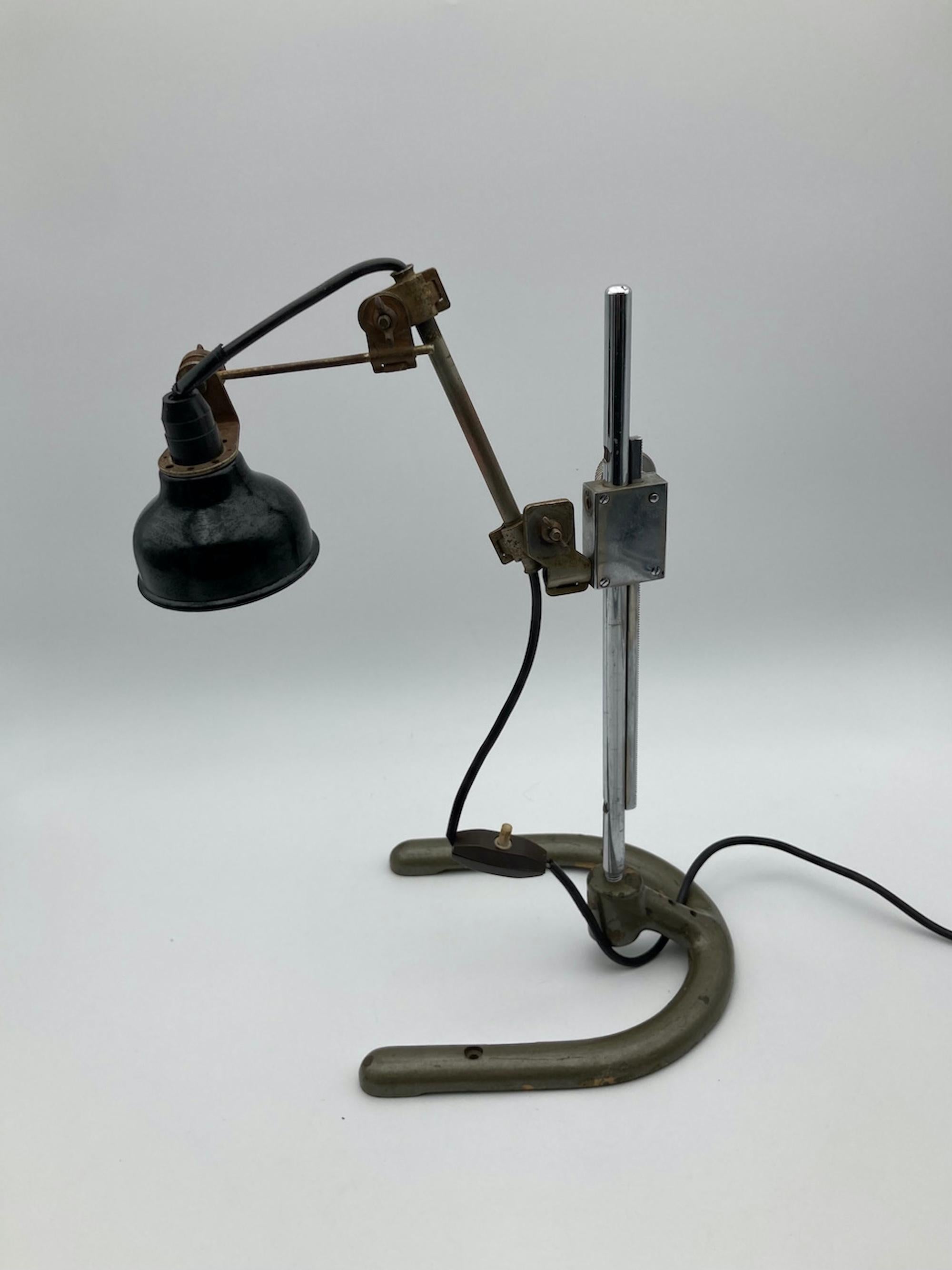 Brutalisme Lampe artisanale italienne brutaliste en métal et bakélite, 1970 en vente