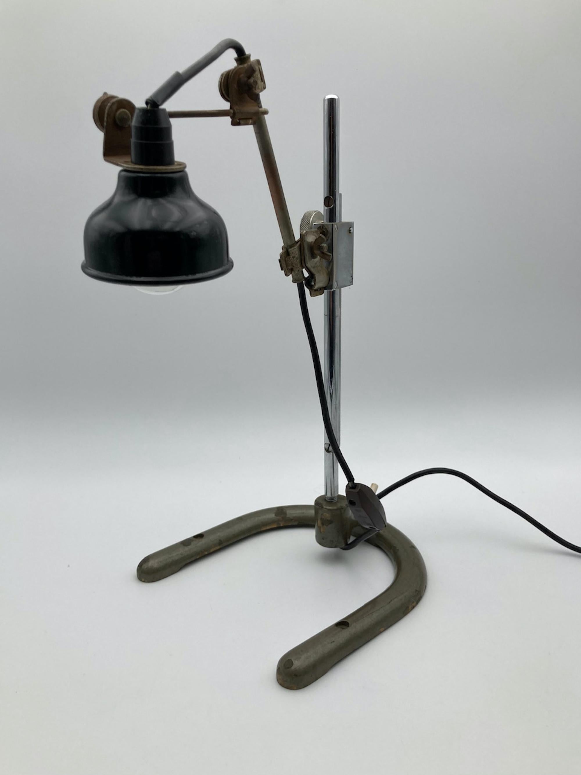 Late 20th Century Lampe artisanale italienne brutaliste en métal et bakélite, 1970 en vente