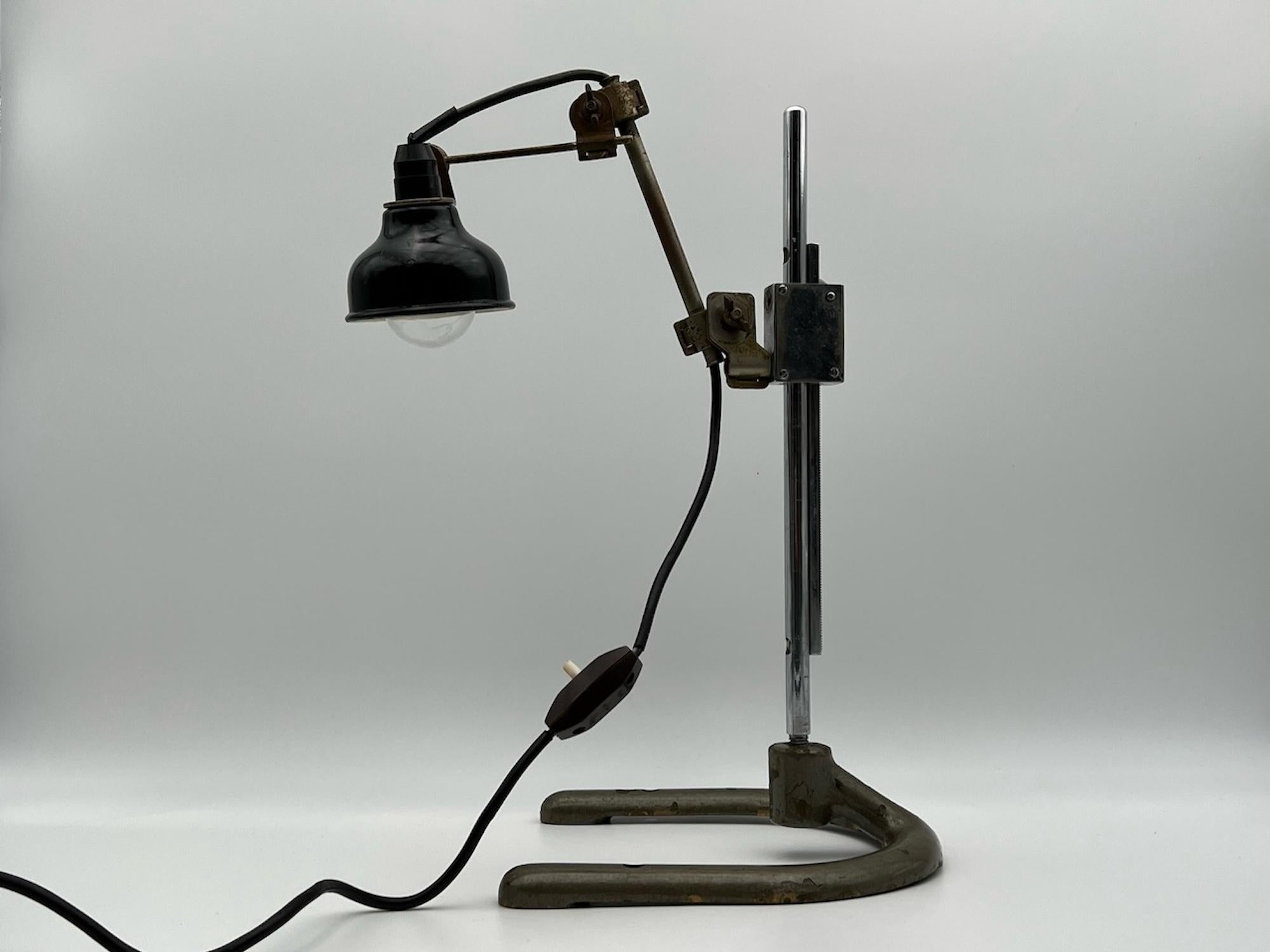 Brutalist Italian Artisanal Lamp in Metal and Bakelite, 1970s For Sale 4