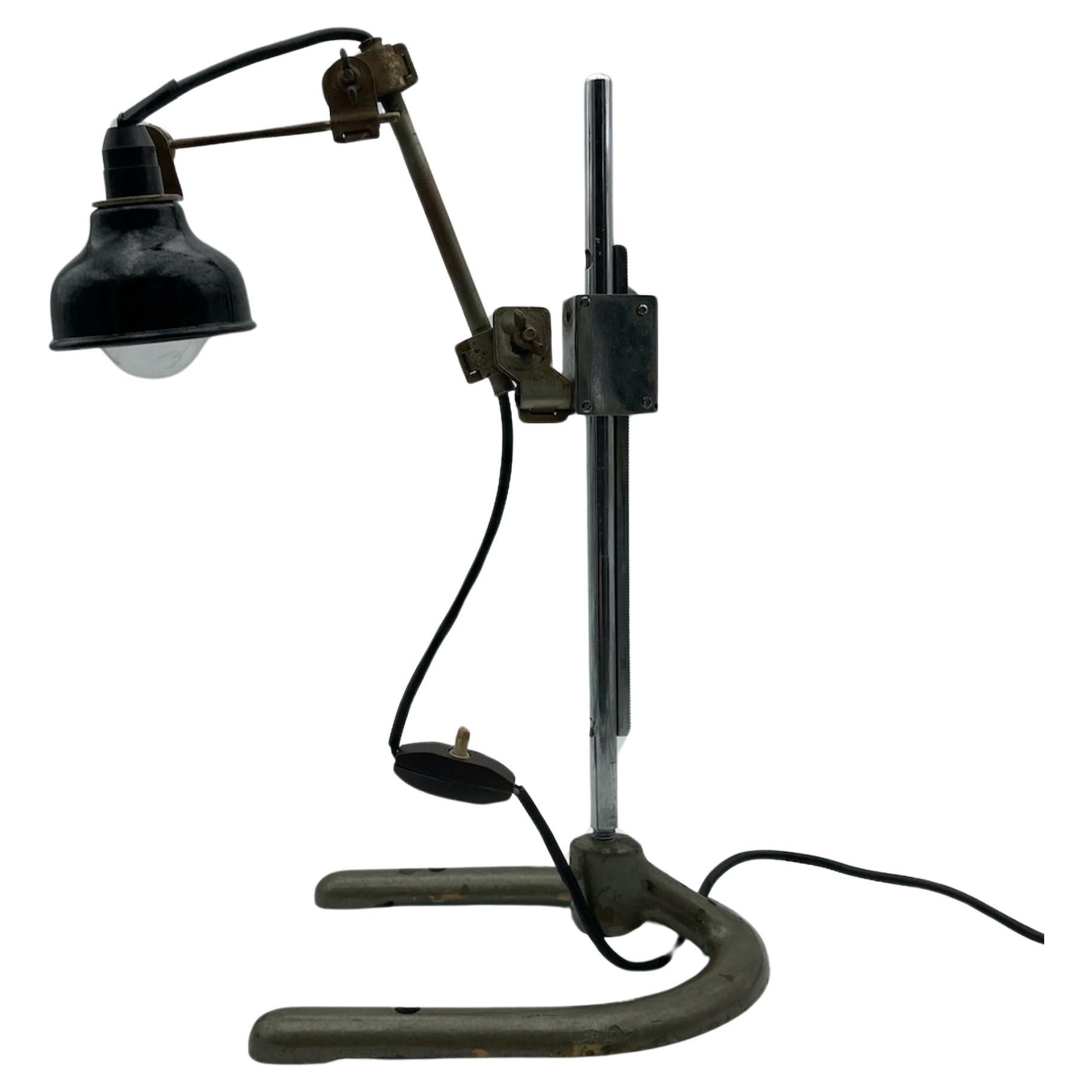 Grande lampe brutaliste, une pièce unique artisanale fabriquée à la main dans le nord de l'Italie dans les années 70. Construit avec des métaux lourds et solides de différents types - acier inoxydable, fer brut - complété par un abat-jour en