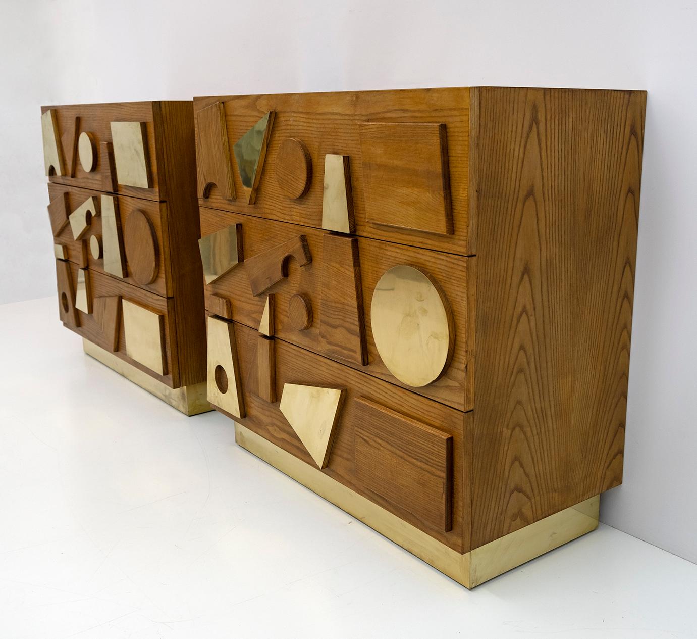 Brutalist-style chest of drawers in ash wood and brass. With its harmonious, geometric lines, the piece is further enhanced by the brass band underneath.

The price is for a single chest of drawers.