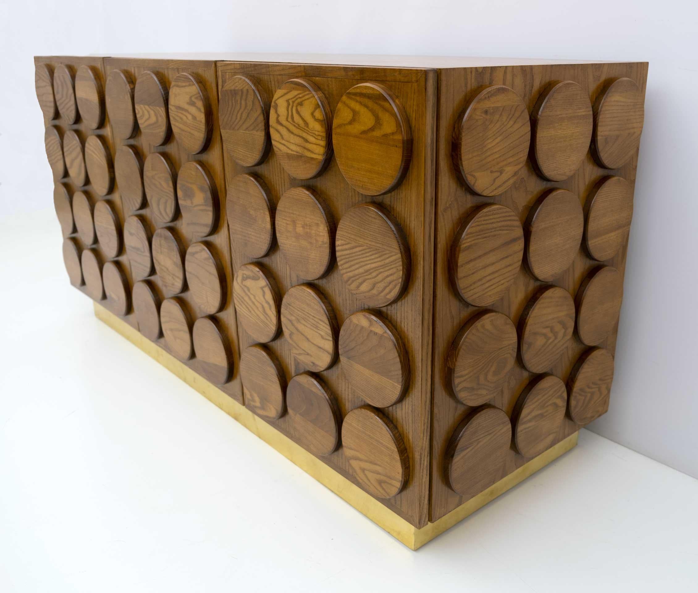 Brutalisme Meuble de bar italien brutaliste en bois de châtaignier et laiton, années 1970 en vente