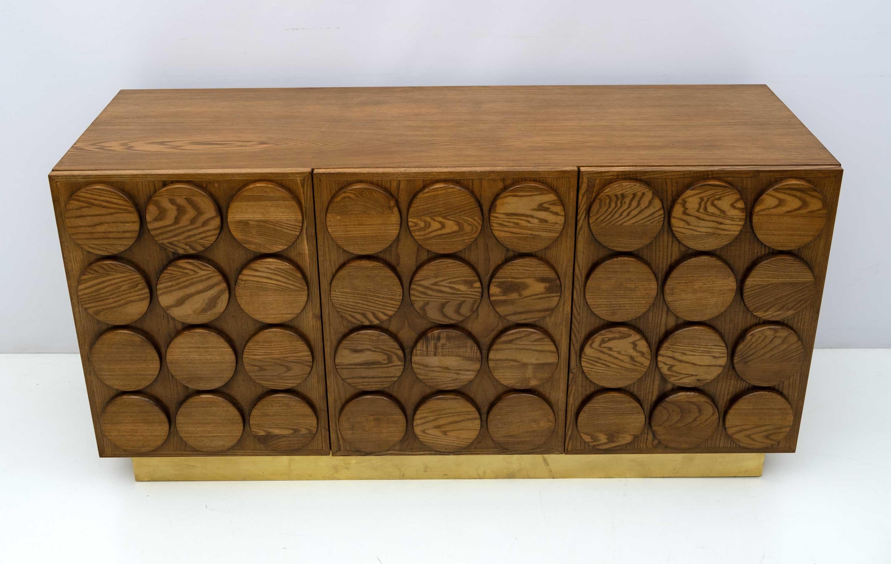 Meuble de bar italien brutaliste en bois de châtaignier et laiton, années 1970 Excellent état - En vente à Puglia, Puglia