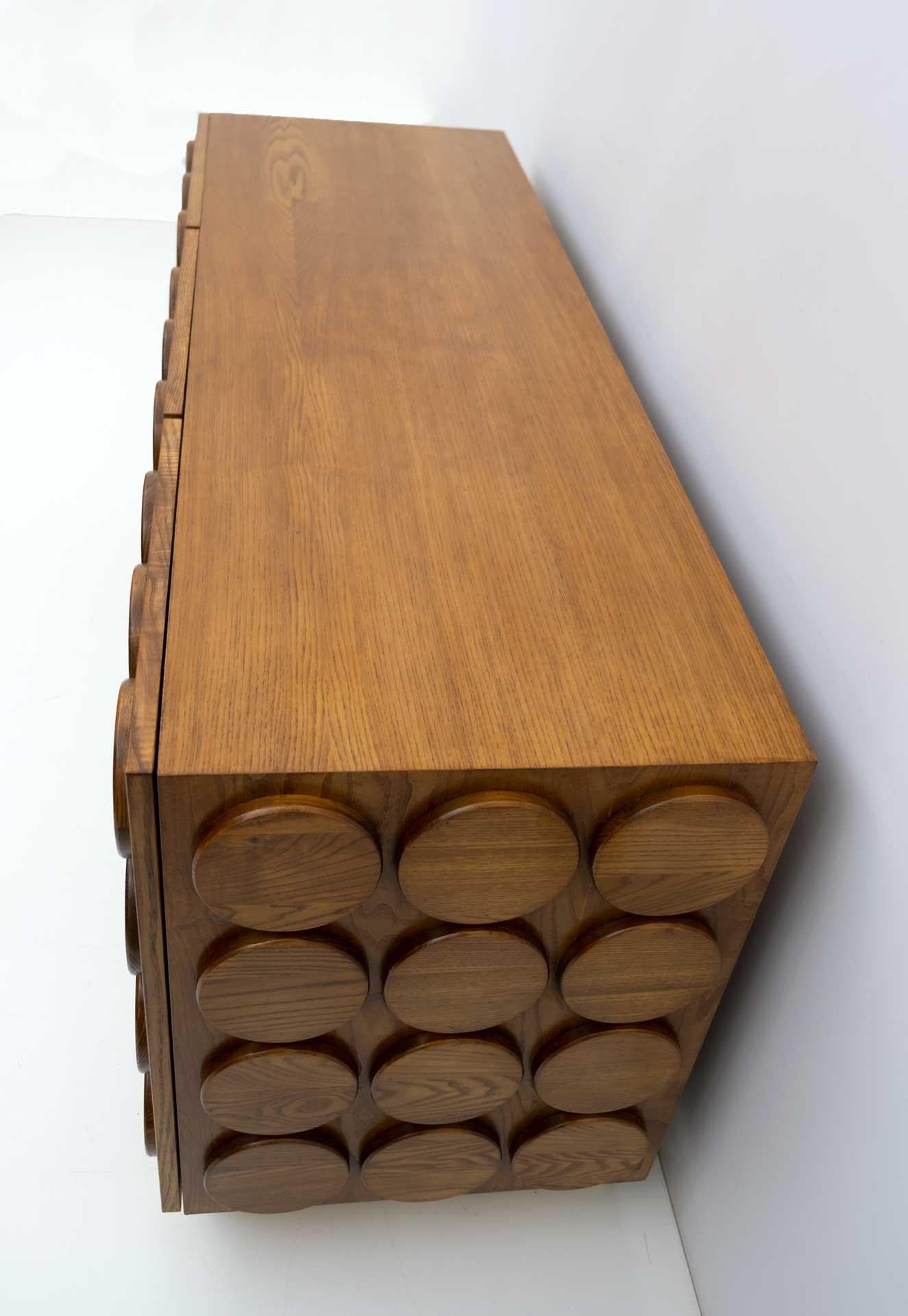 Fin du 20e siècle Meuble de bar italien brutaliste en bois de châtaignier et laiton, années 1970 en vente