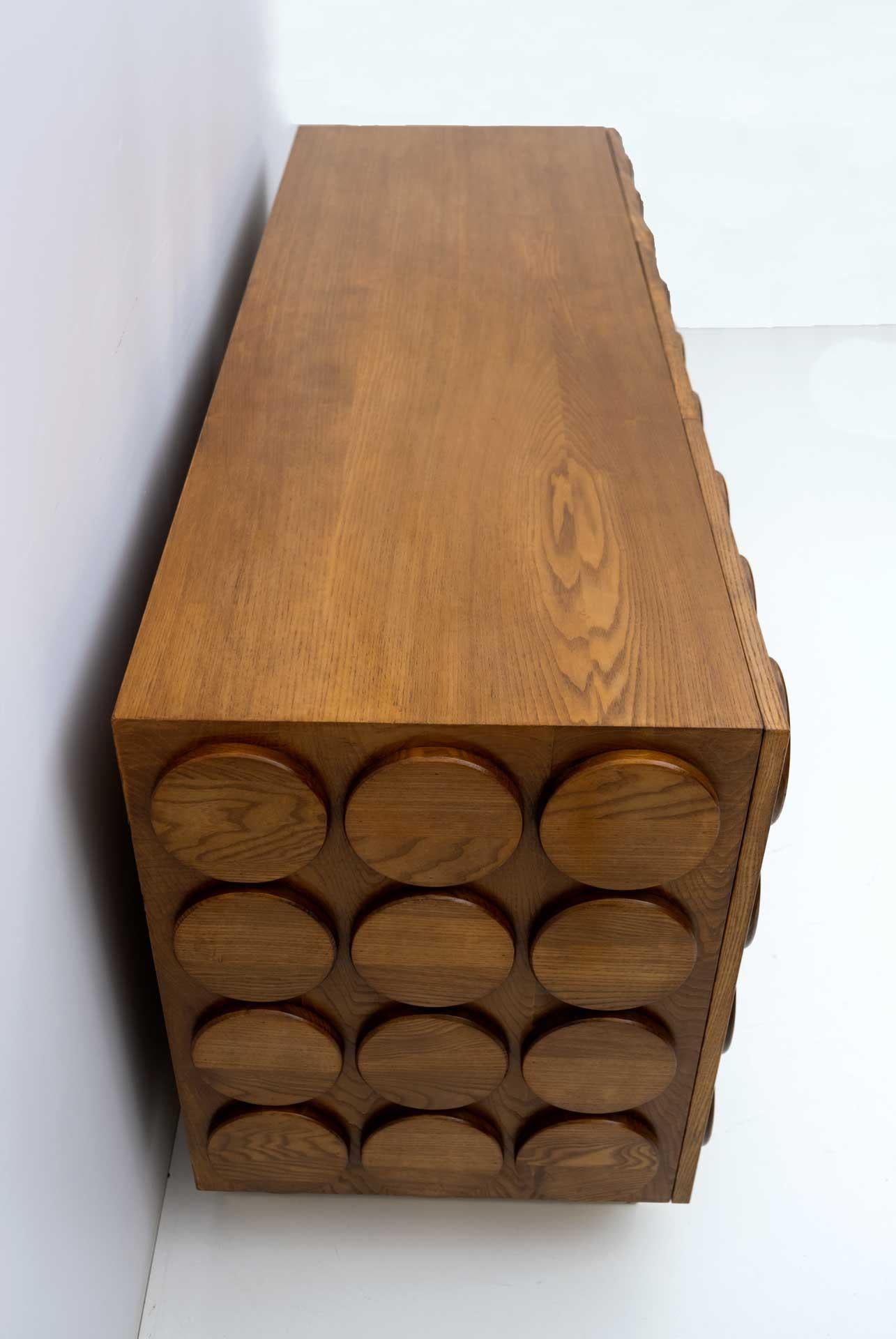 Laiton Meuble de bar italien brutaliste en bois de châtaignier et laiton, années 1970 en vente