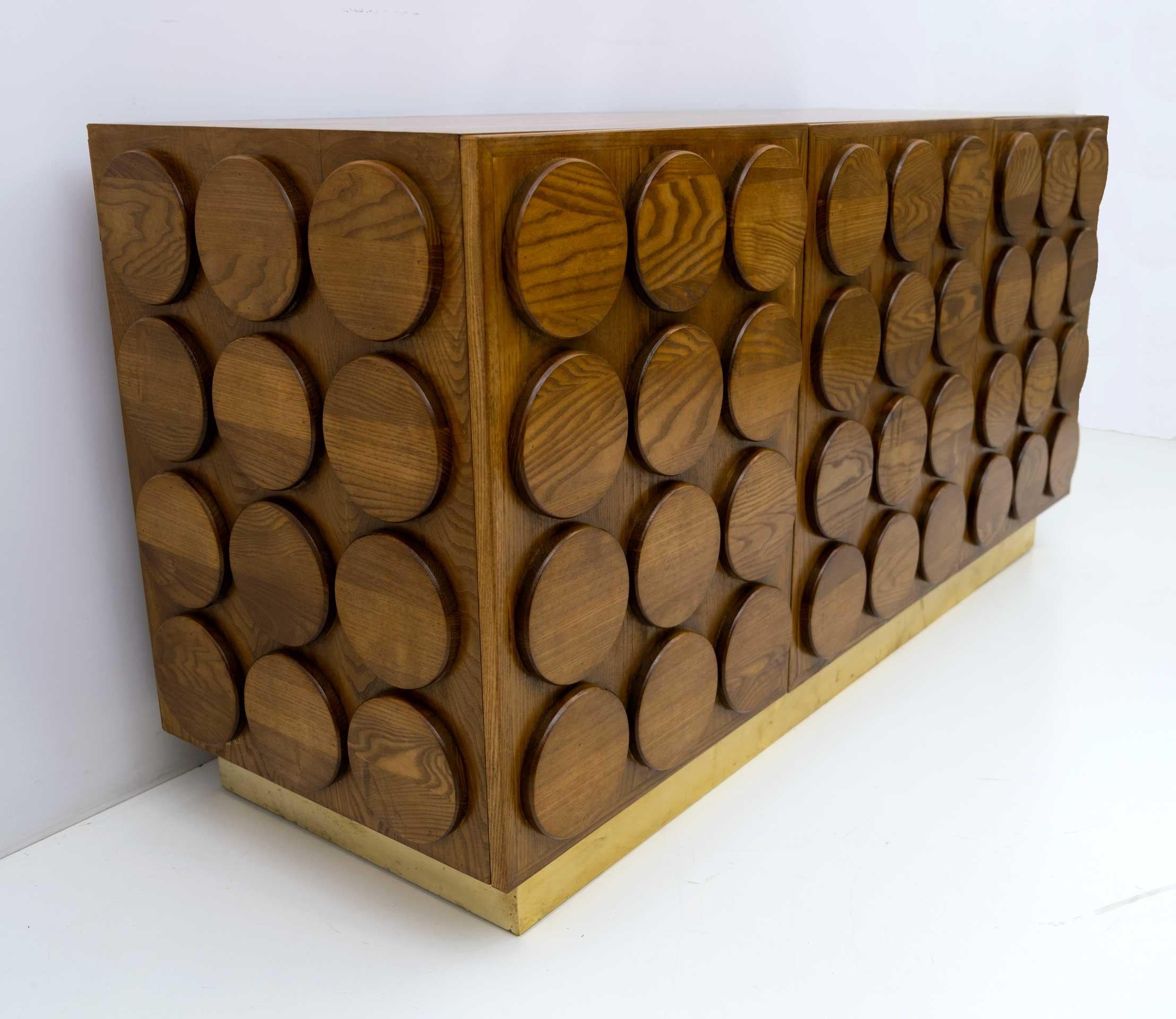 Meuble de bar italien brutaliste en bois de châtaignier et laiton, années 1970 en vente 1