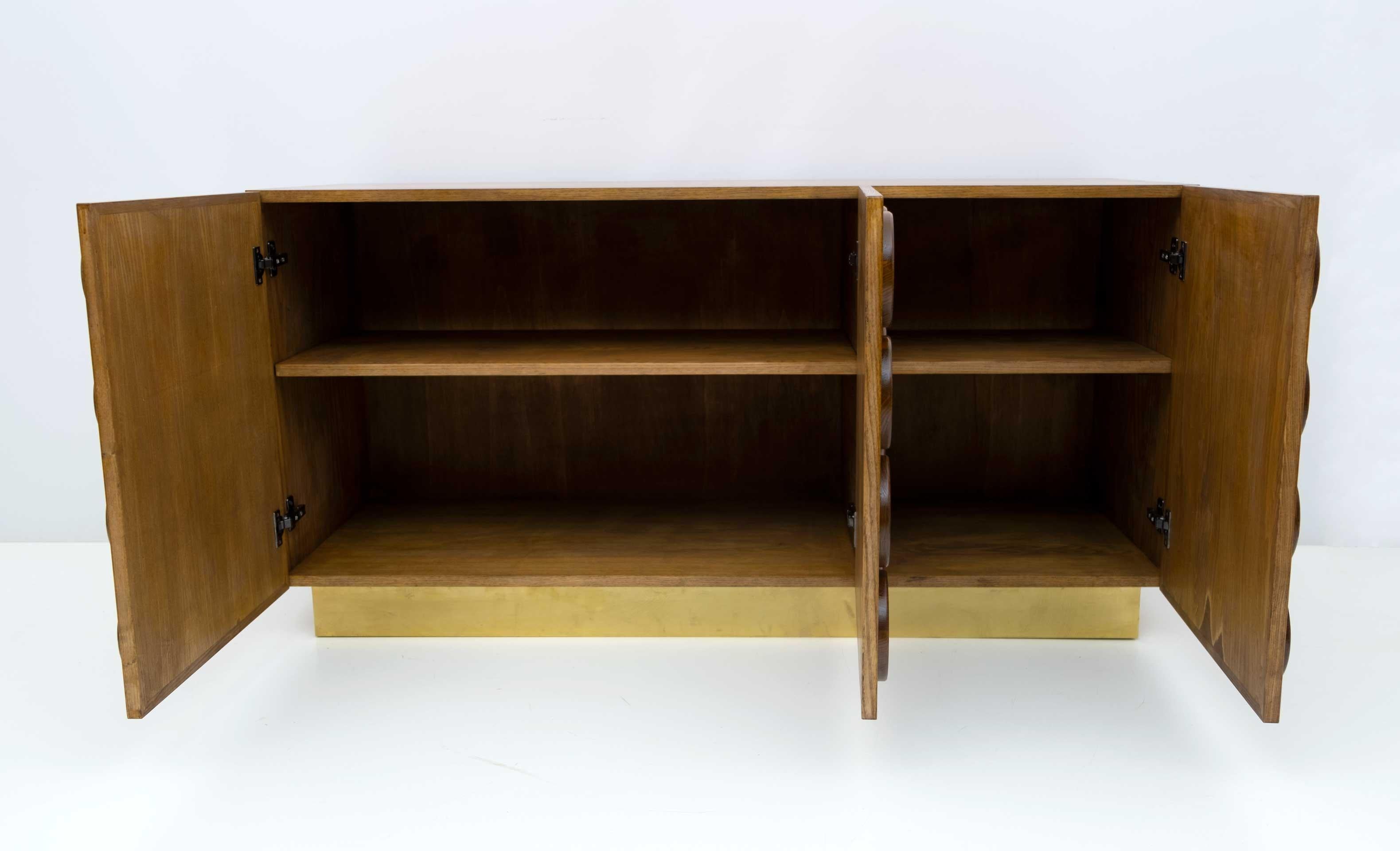 Meuble de bar italien brutaliste en bois de châtaignier et laiton, années 1970 en vente 2