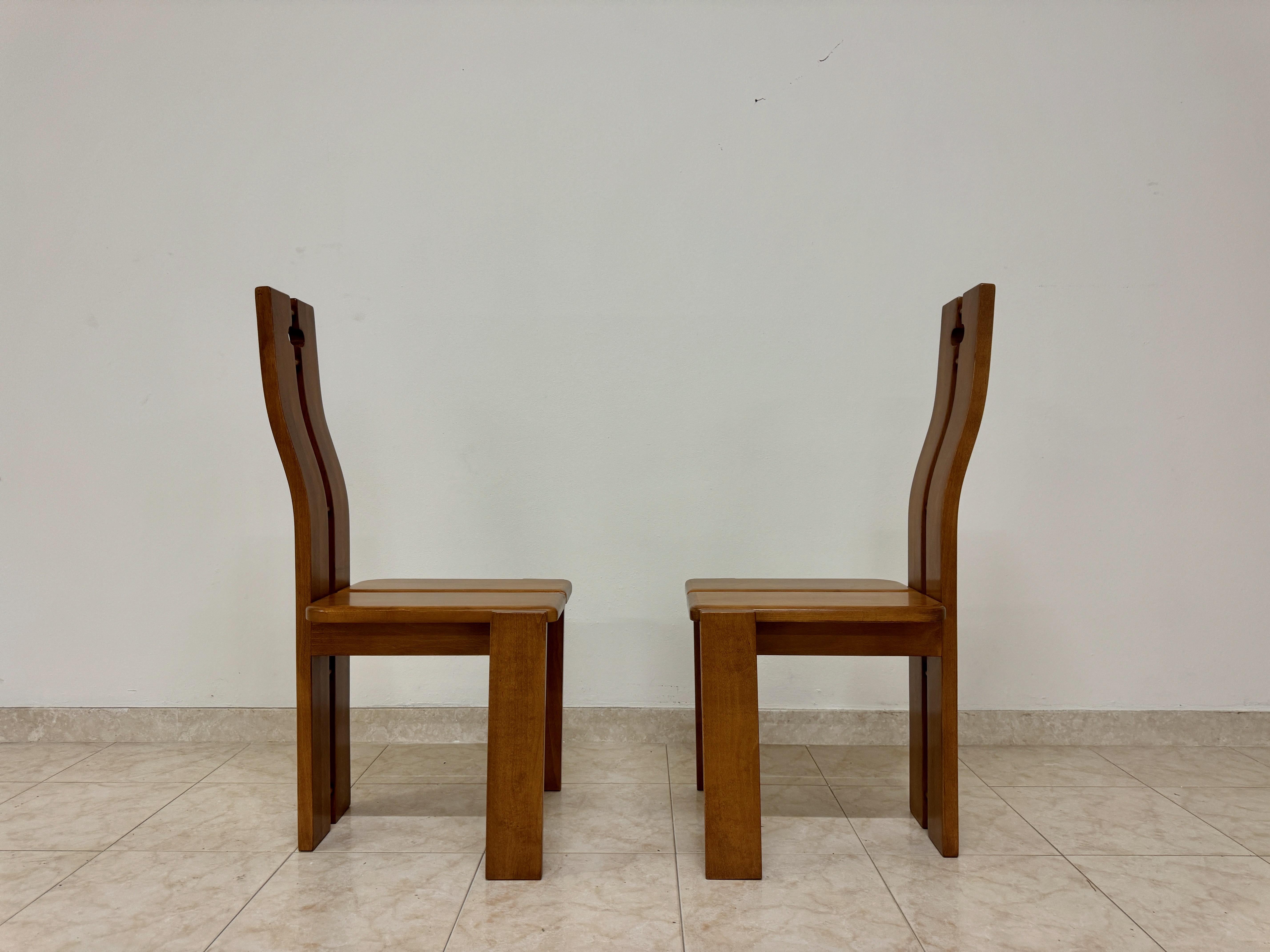 Brutalistische italienische Esszimmerstühle im Angebot 2