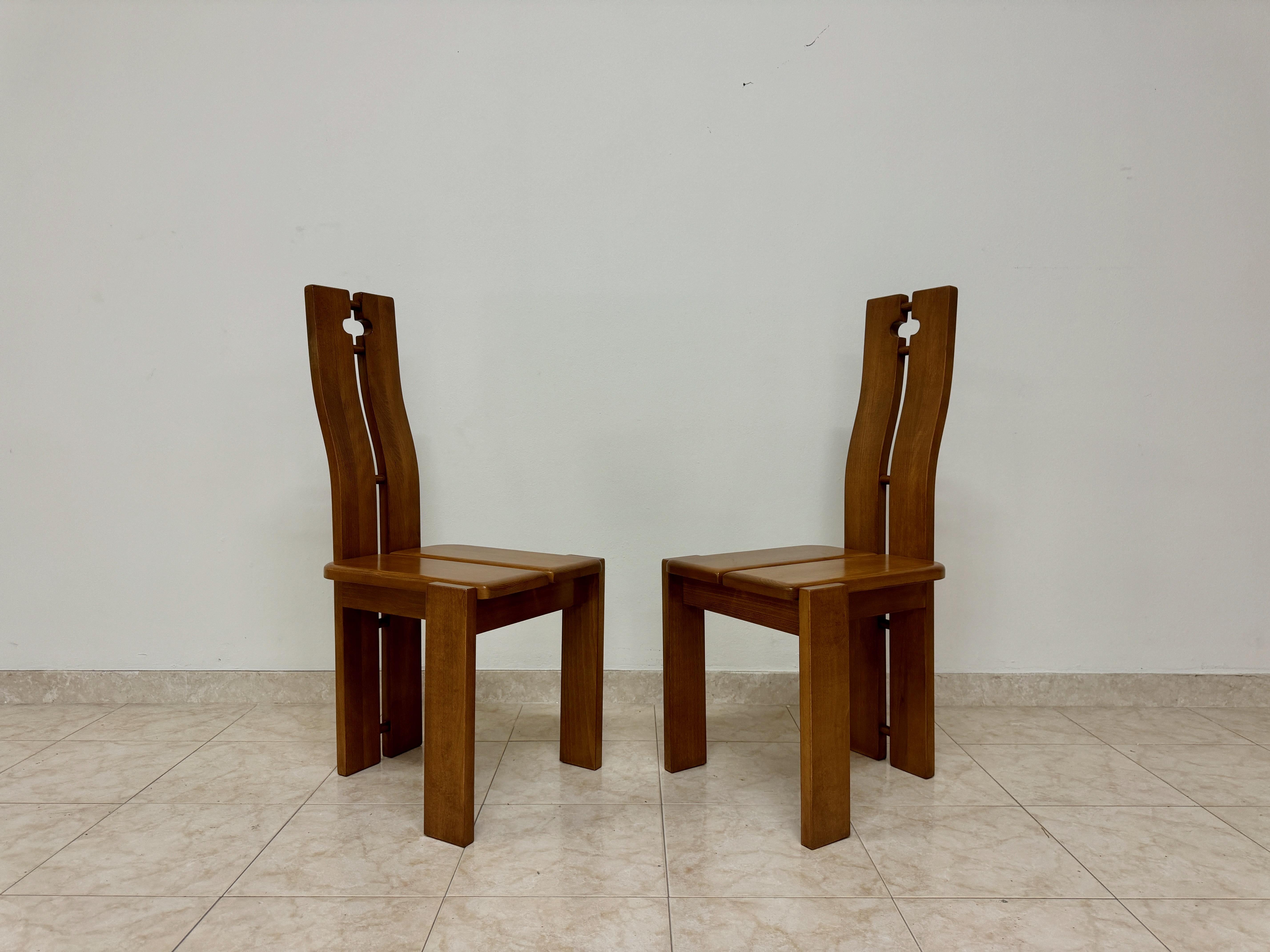 Brutalistische italienische Esszimmerstühle (Buchenholz) im Angebot