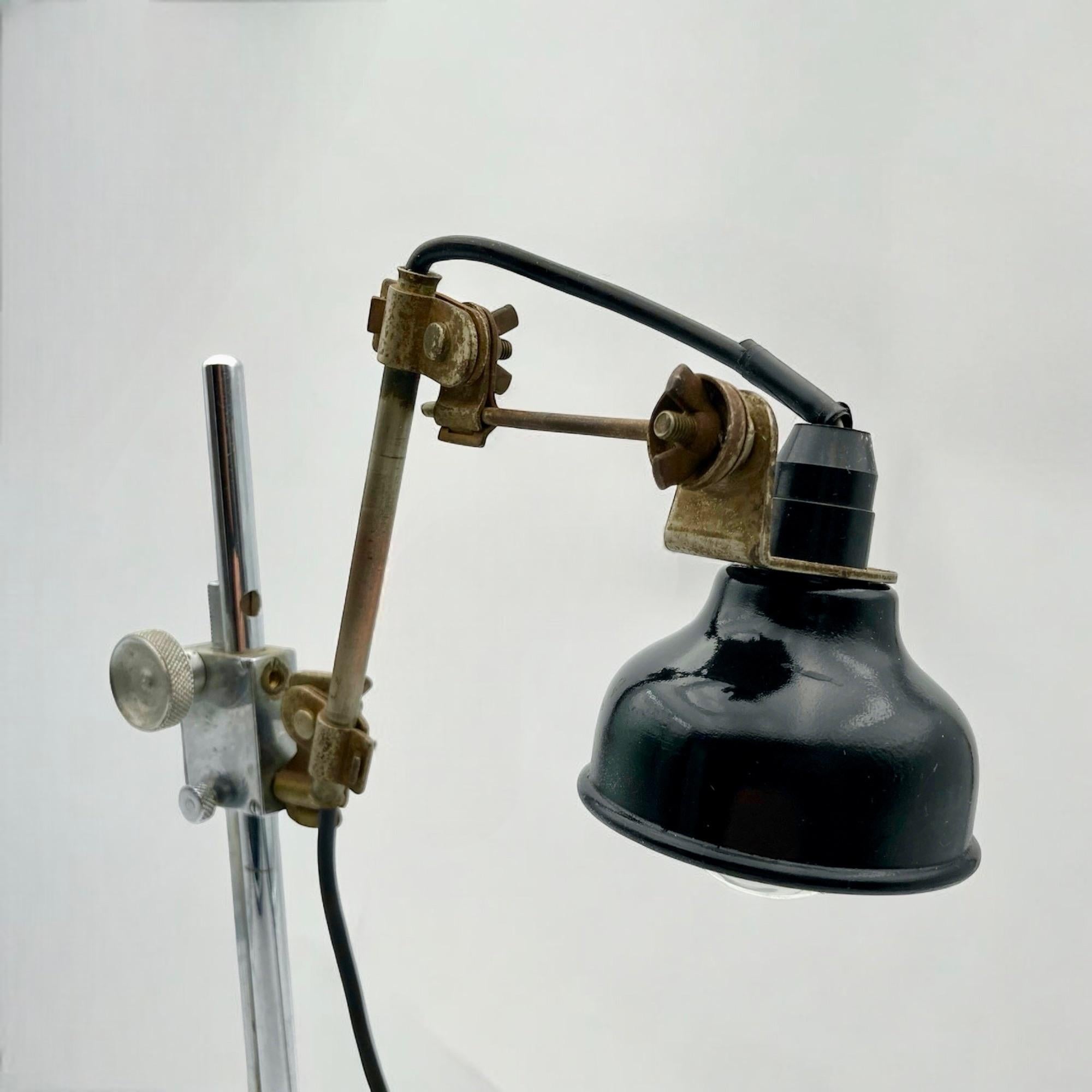 Lampe artisanale italienne brutaliste en métal et bakélite, 1970 en vente 3