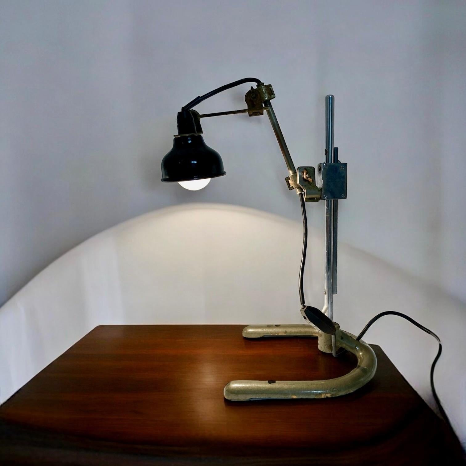 Lampe artisanale italienne brutaliste en métal et bakélite, 1970 en vente 4