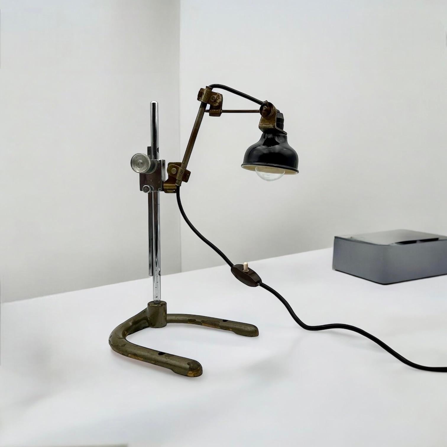Brutalisme Lampe artisanale italienne brutaliste en métal et bakélite, 1970 en vente