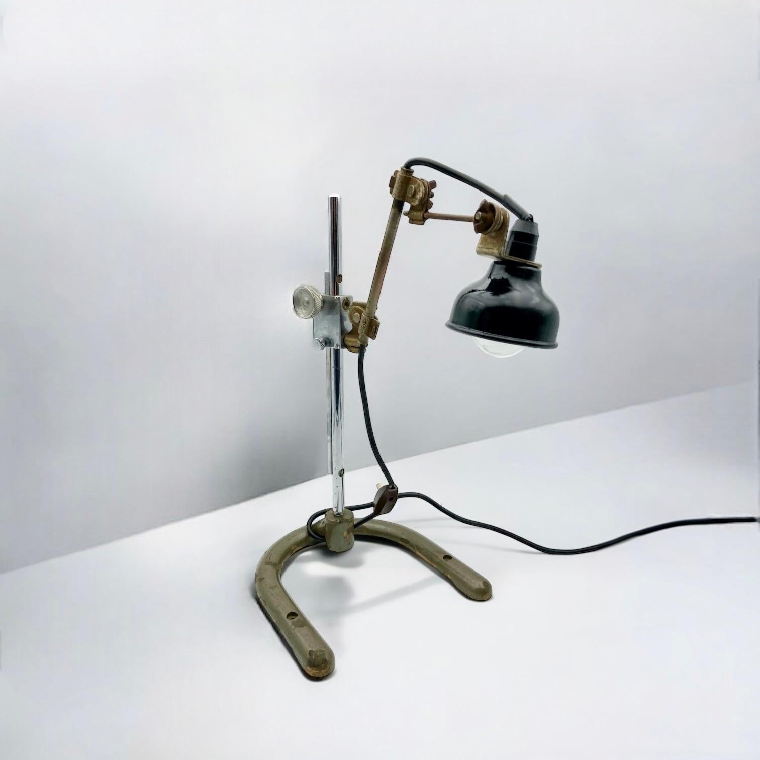 Italian Lampe artisanale italienne brutaliste en métal et bakélite, 1970 en vente