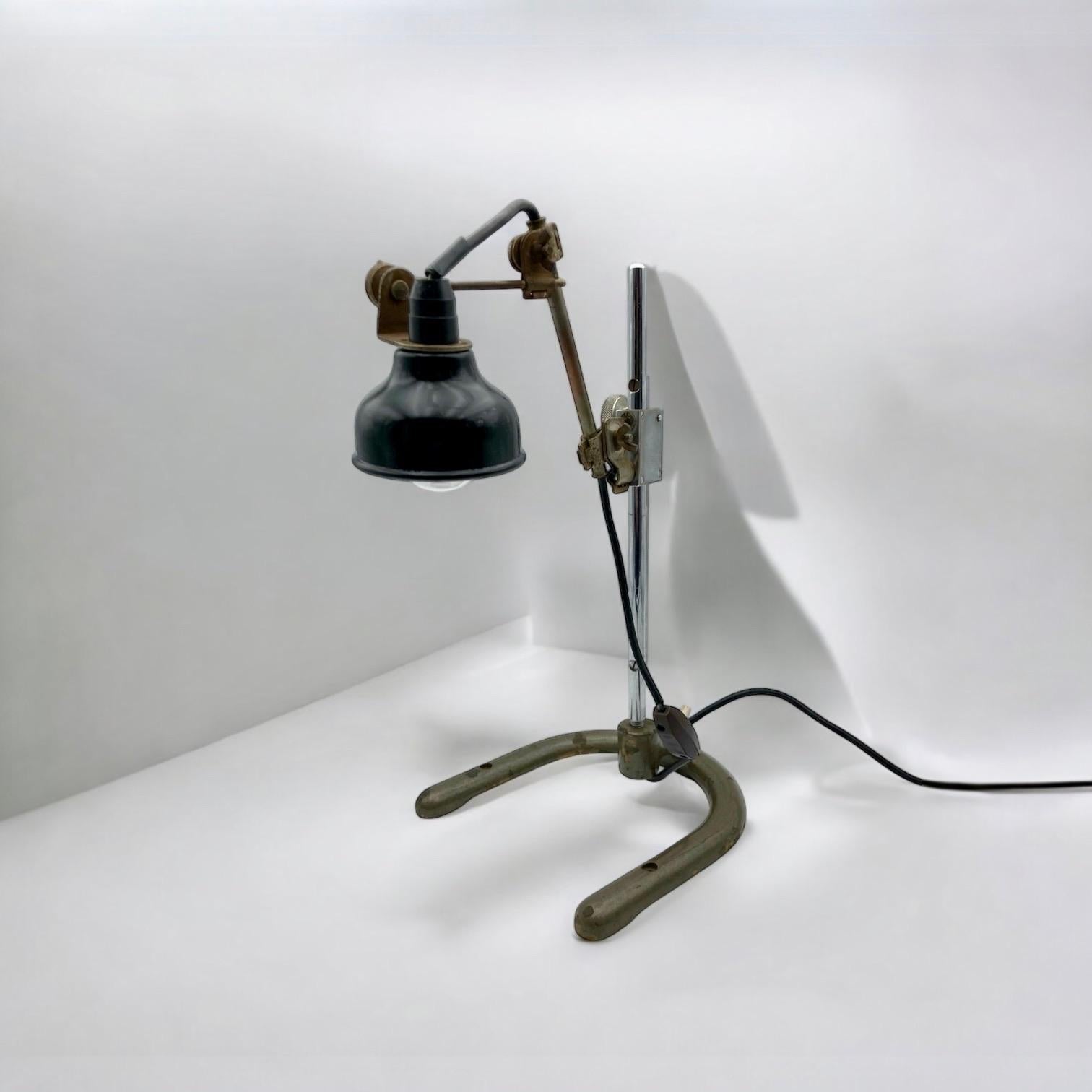 Lampe artisanale italienne brutaliste en métal et bakélite, 1970 Bon état - En vente à San Benedetto Del Tronto, IT