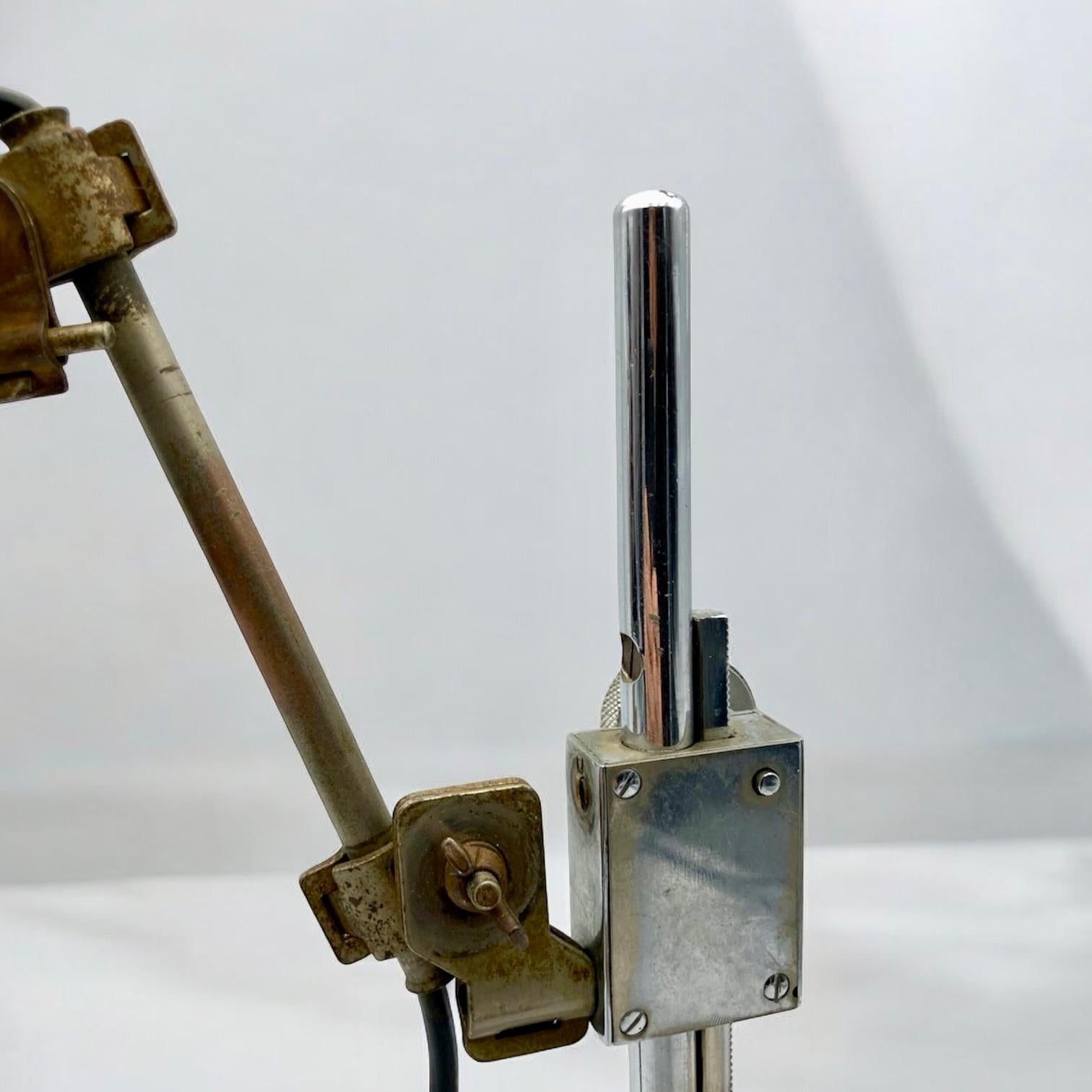 Late 20th Century Lampe artisanale italienne brutaliste en métal et bakélite, 1970 en vente