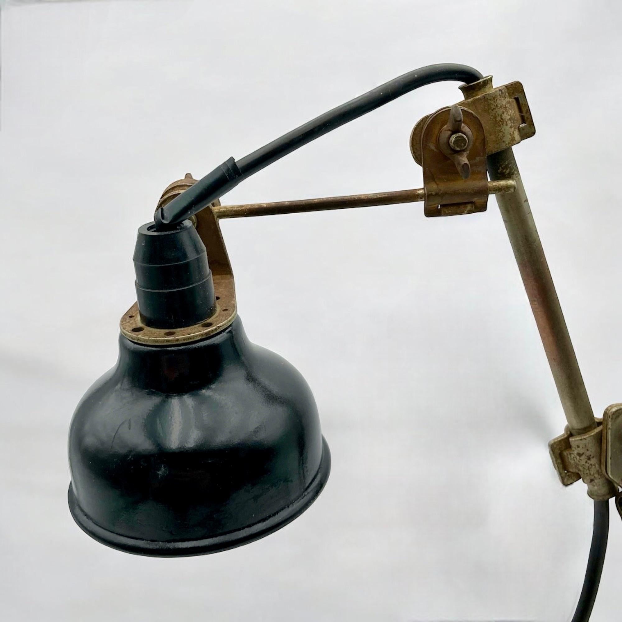 Métal Lampe artisanale italienne brutaliste en métal et bakélite, 1970 en vente