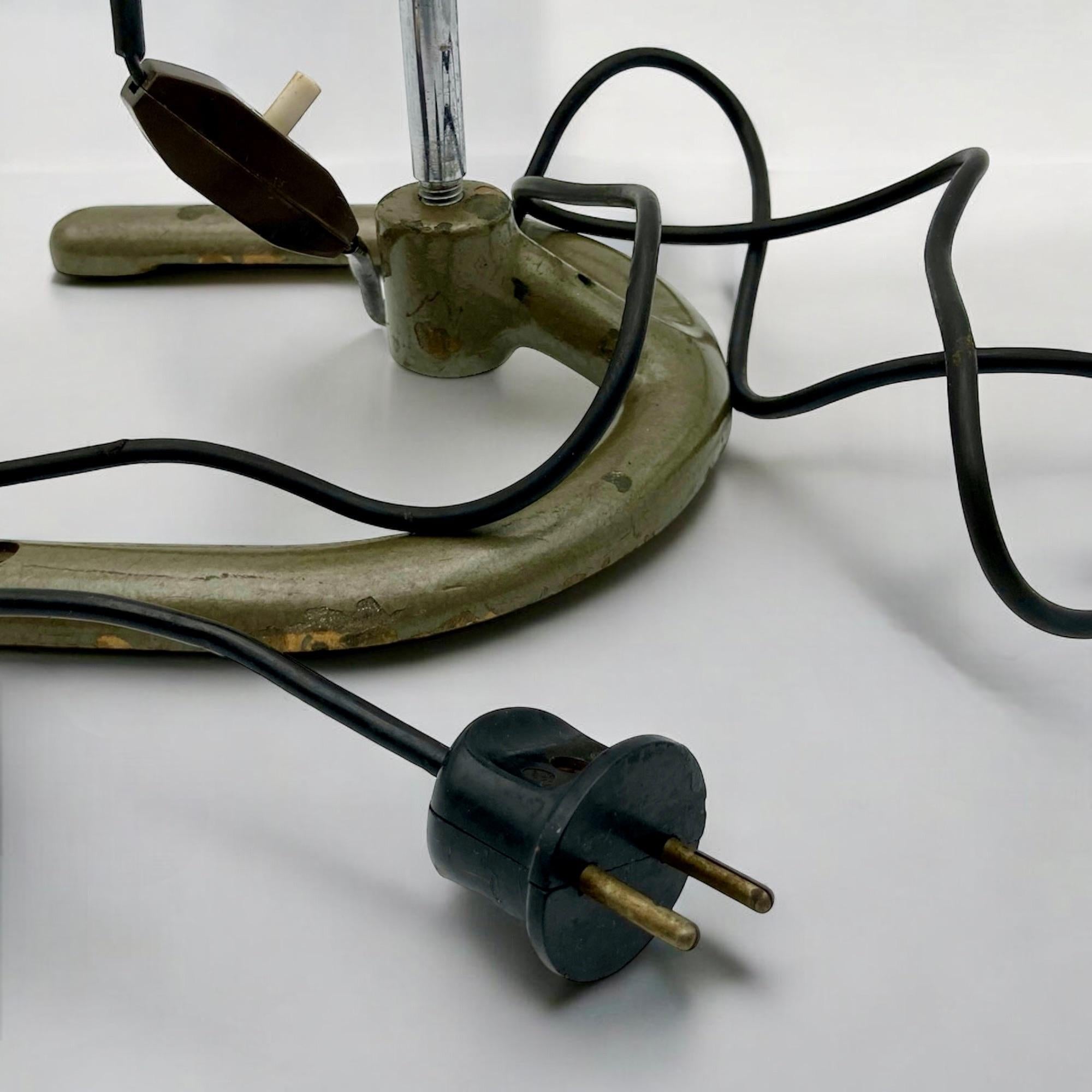 Lampe artisanale italienne brutaliste en métal et bakélite, 1970 en vente 1