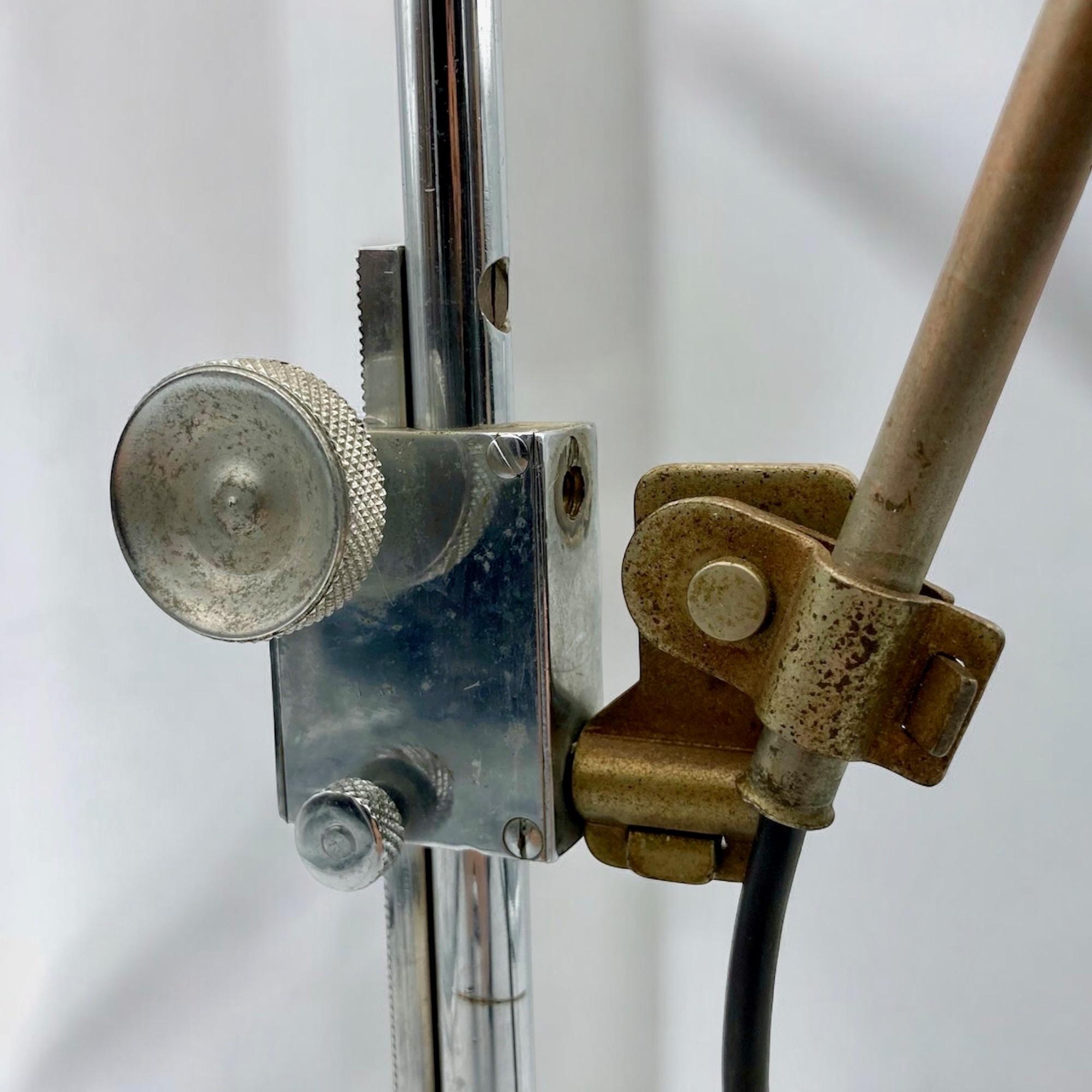 Lampe artisanale italienne brutaliste en métal et bakélite, 1970 en vente 2