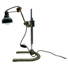 Brutalistische italienische handgefertigte Lampe aus Metall und Bakelit 1970er Jahre