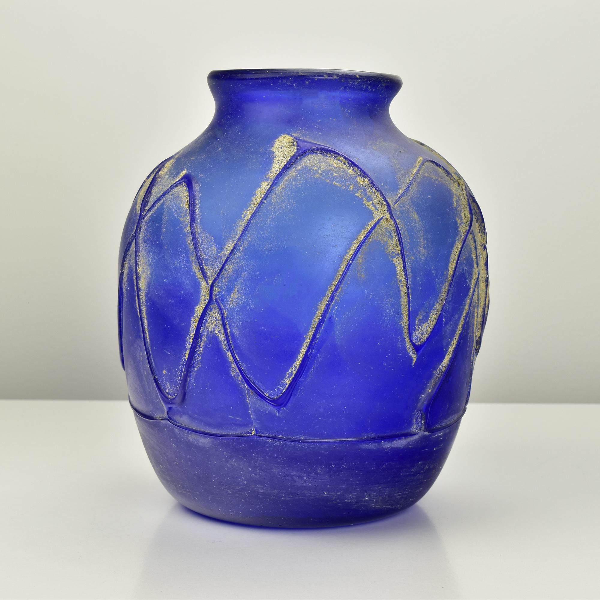Brutalist Italian Murano Blue Scavo Vase Roman Amphora Style Italian Art Glass In Good Condition For Sale In Bad Säckingen, DE