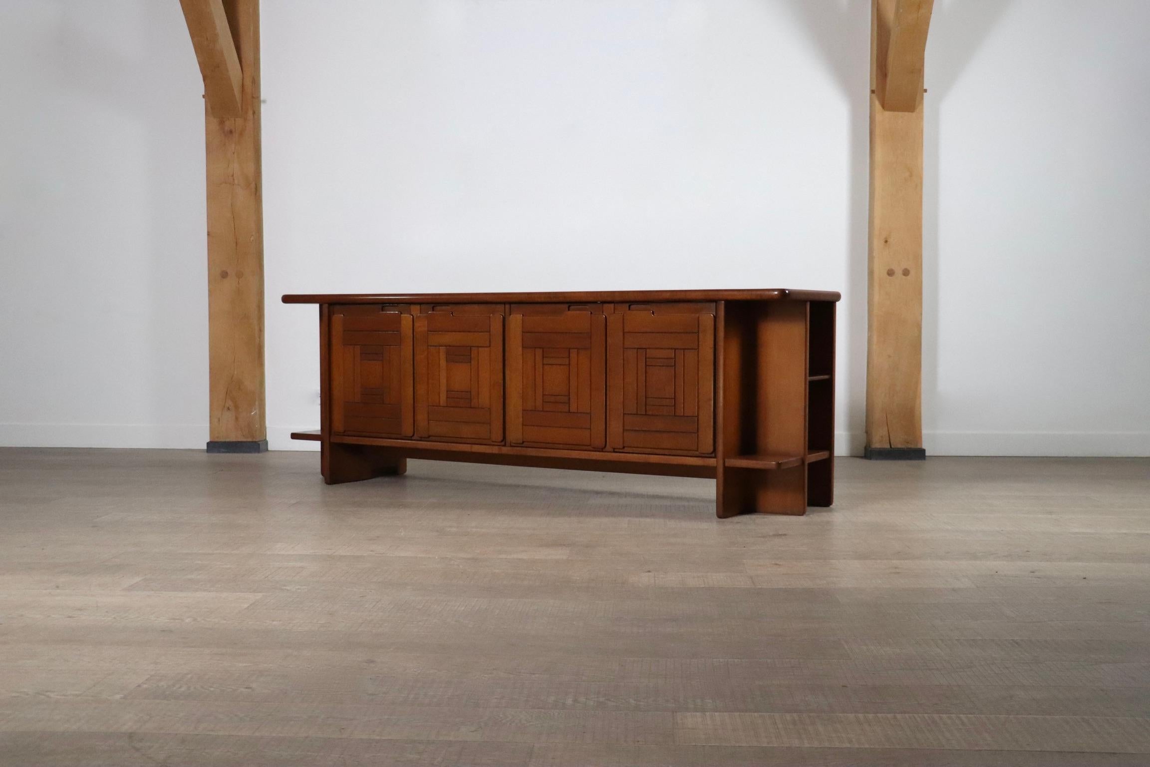 Brutalist Italian Sideboard with Graphical Doors in Walnut 1970s In Good Condition For Sale In ABCOUDE, UT