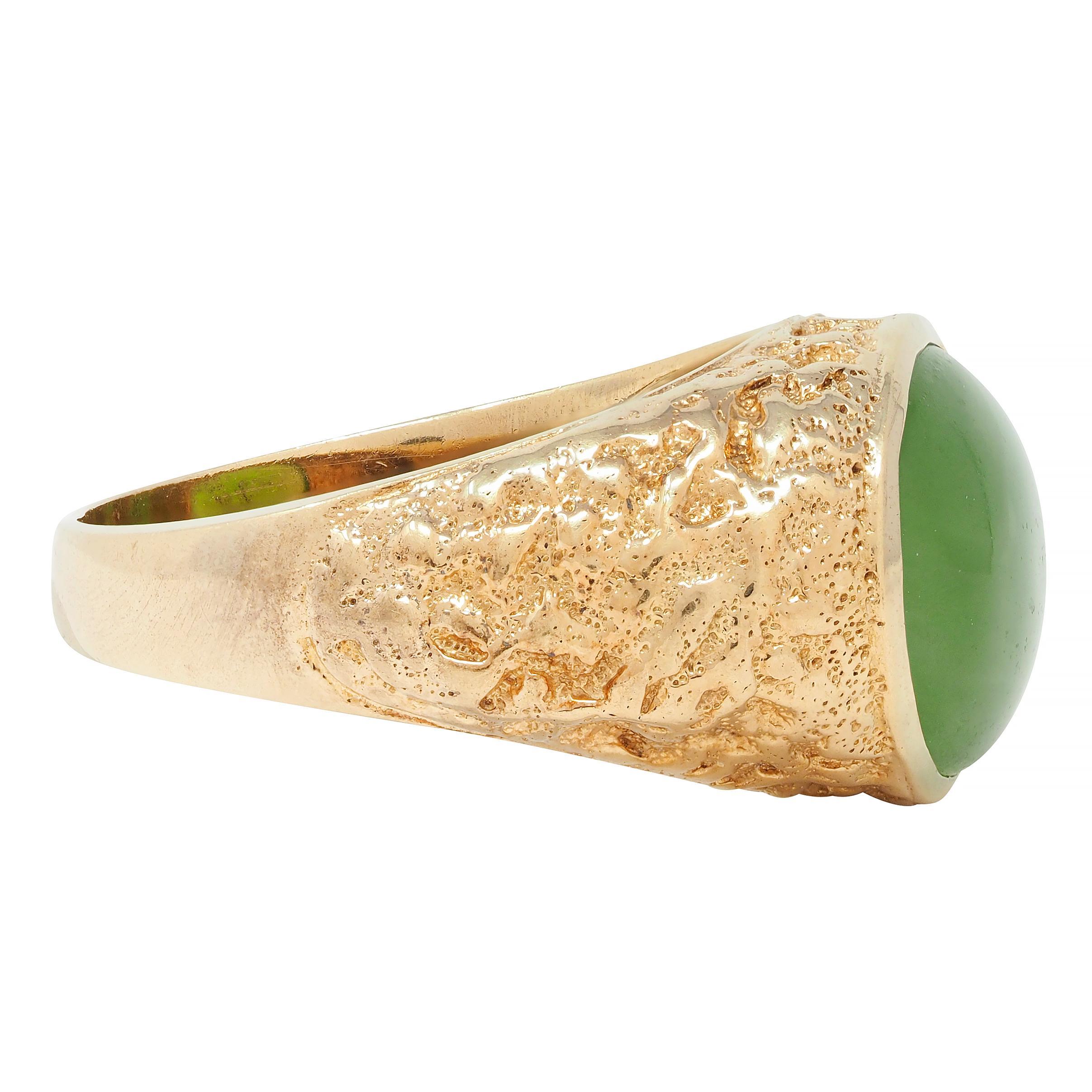 Brutalist Jade Cabochon 10 Karat Yellow Gold Vintage Signet Ring In Excellent Condition For Sale In Philadelphia, PA