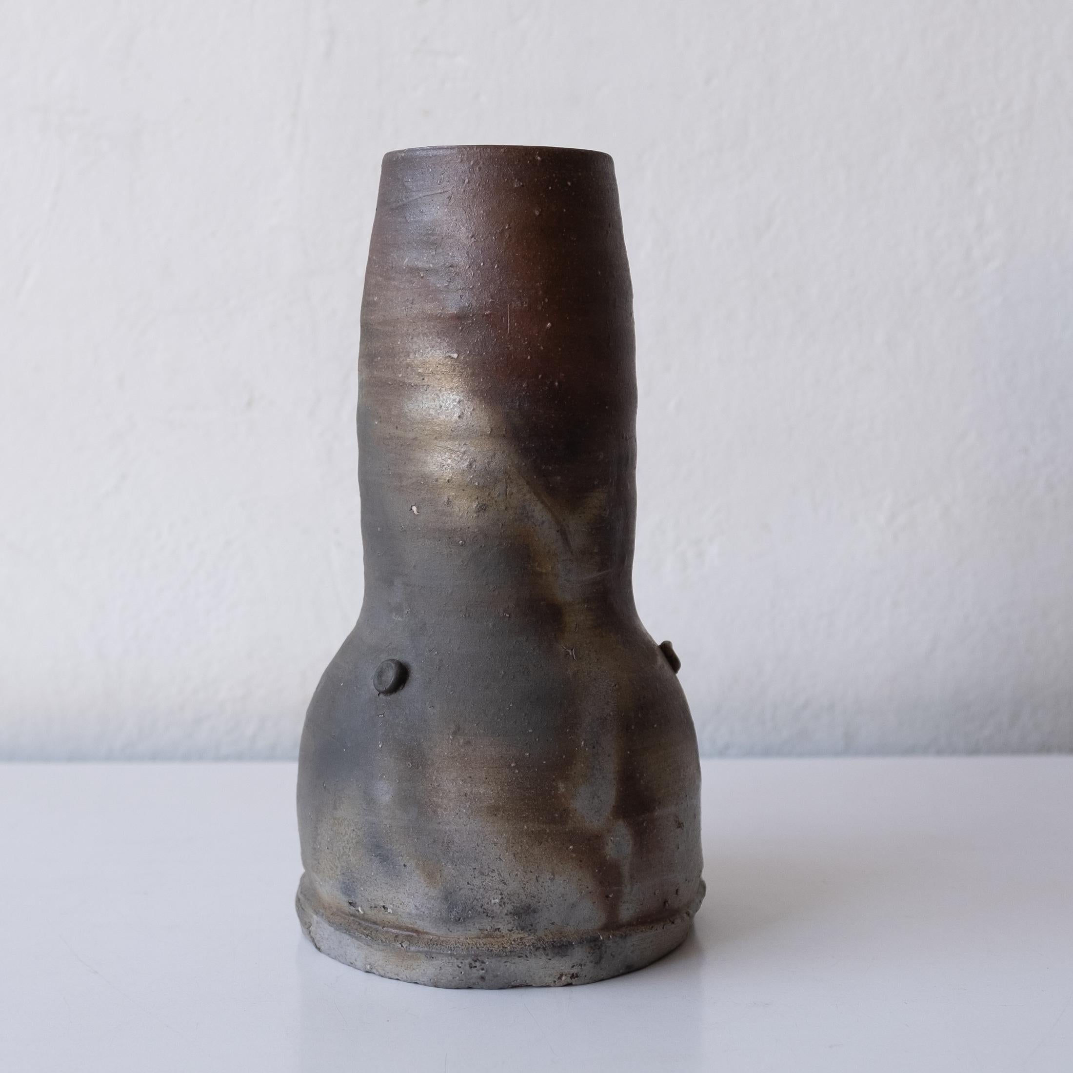 Brutalist Japanese Bizen vase with signed presentation box. An unusual and attractive modernist form. Beautiful coloring from the atmospheric wood firing. A very special piece. Signed on the bottom of the vessel, box and fabric wrapping.