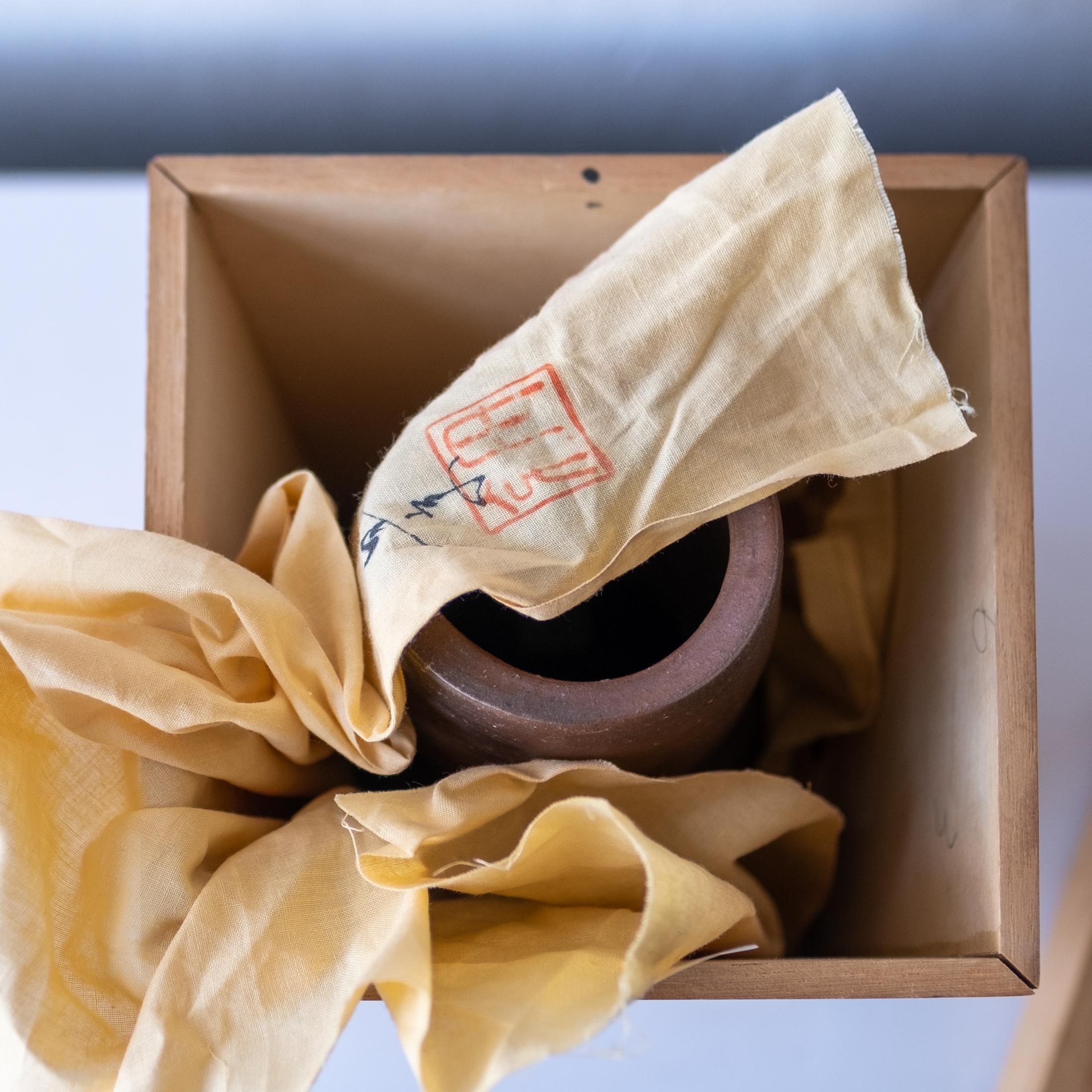 Brutalist Japanese Ceramic Bizen Vase with Signed Presentation Box 3