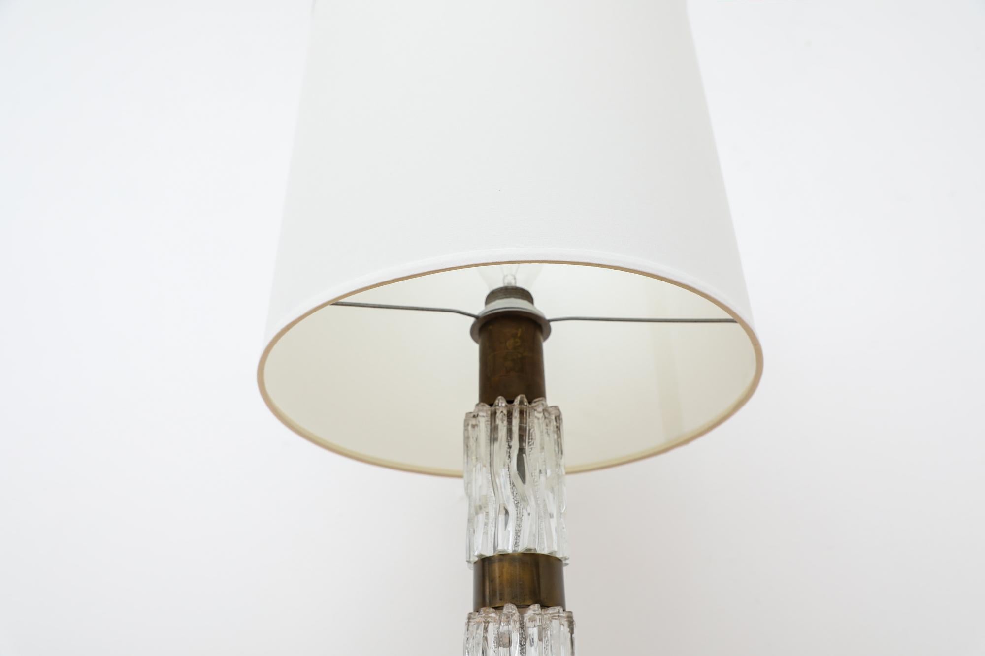 Fin du 20e siècle Lampe de bureau brutaliste Kalmar en verre moulé et laiton de Richard Essig en vente