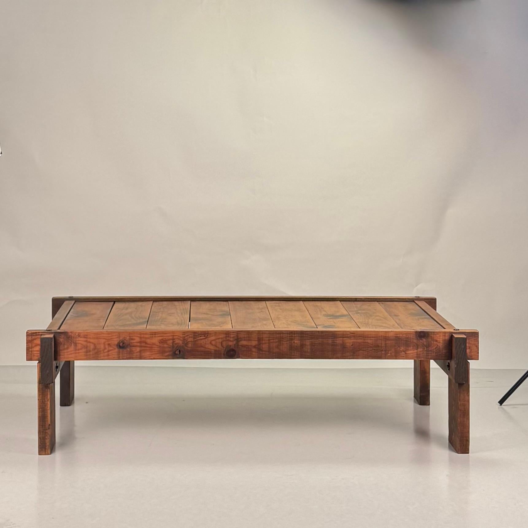 Brutalist Knotted Pine Low Coffee Table Brutalista en venta