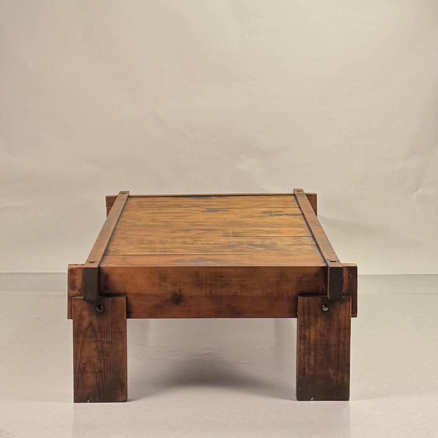 Brutalist Knotted Pine Low Coffee Table Estadounidense en venta