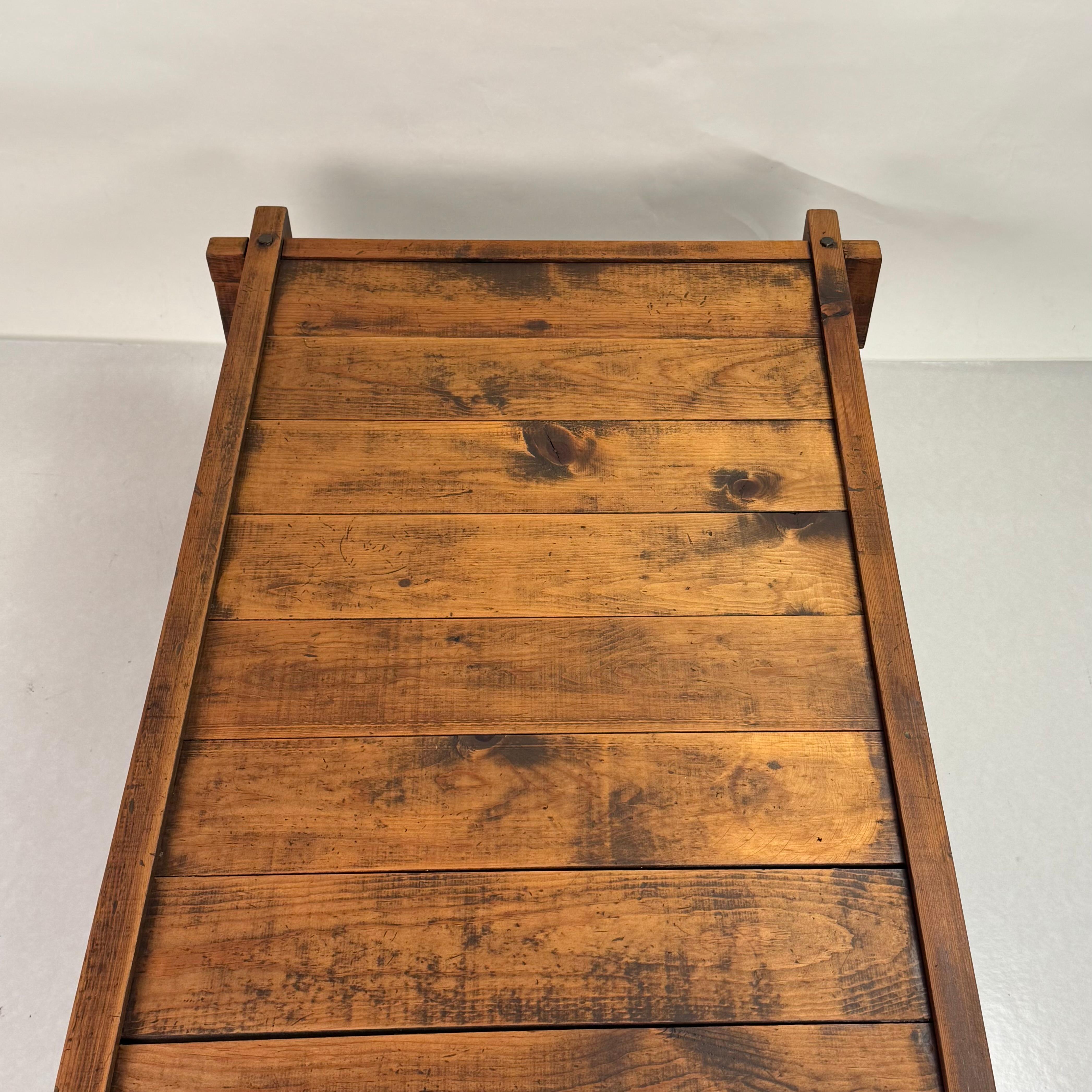 Brutalist Knotted Pine Low Coffee Table Manchado en venta
