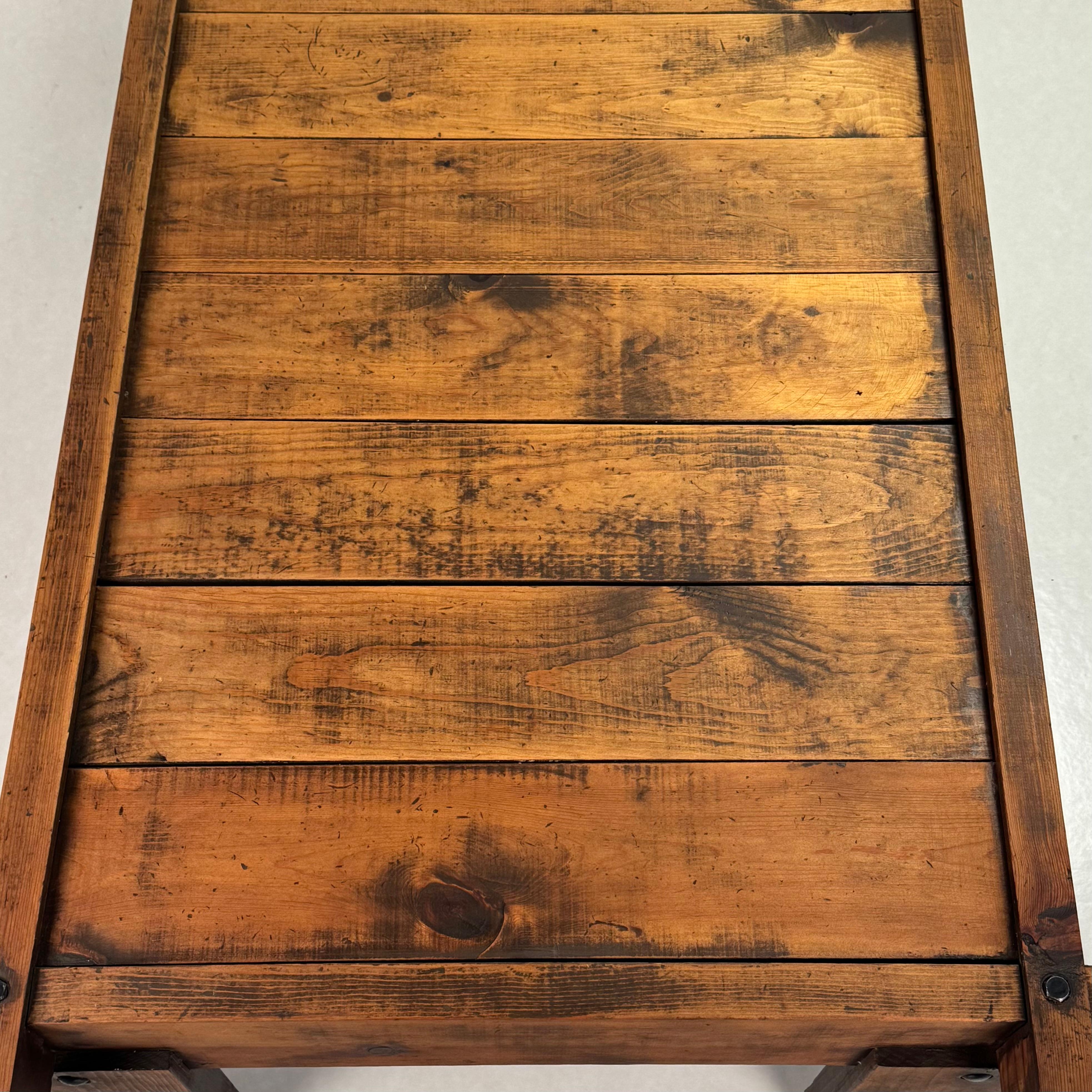 Brutalist Knotted Pine Low Coffee Table en Bueno estado para la venta en Los Angeles, CA