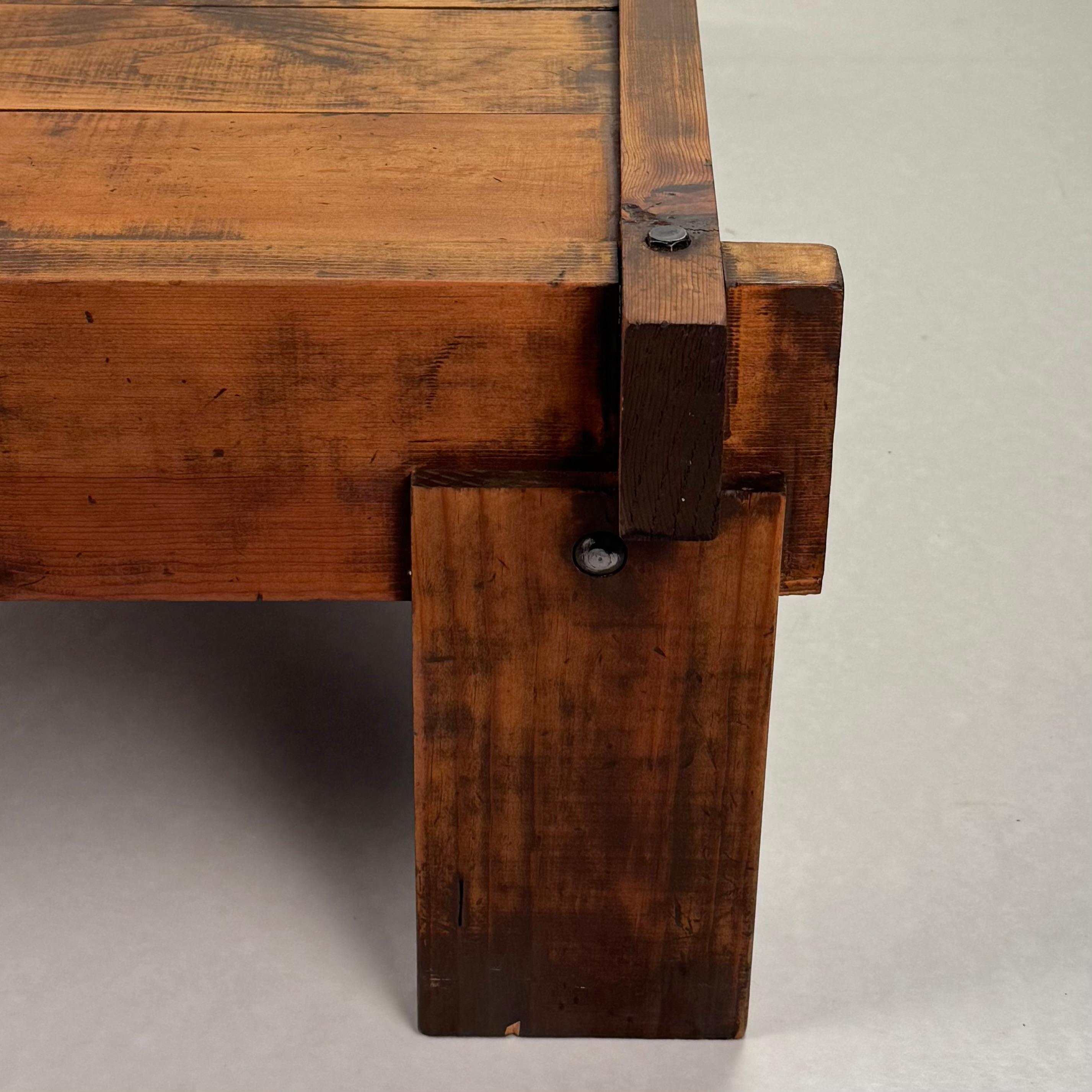 Brutalist Knotted Pine Low Coffee Table finales del siglo XX en venta