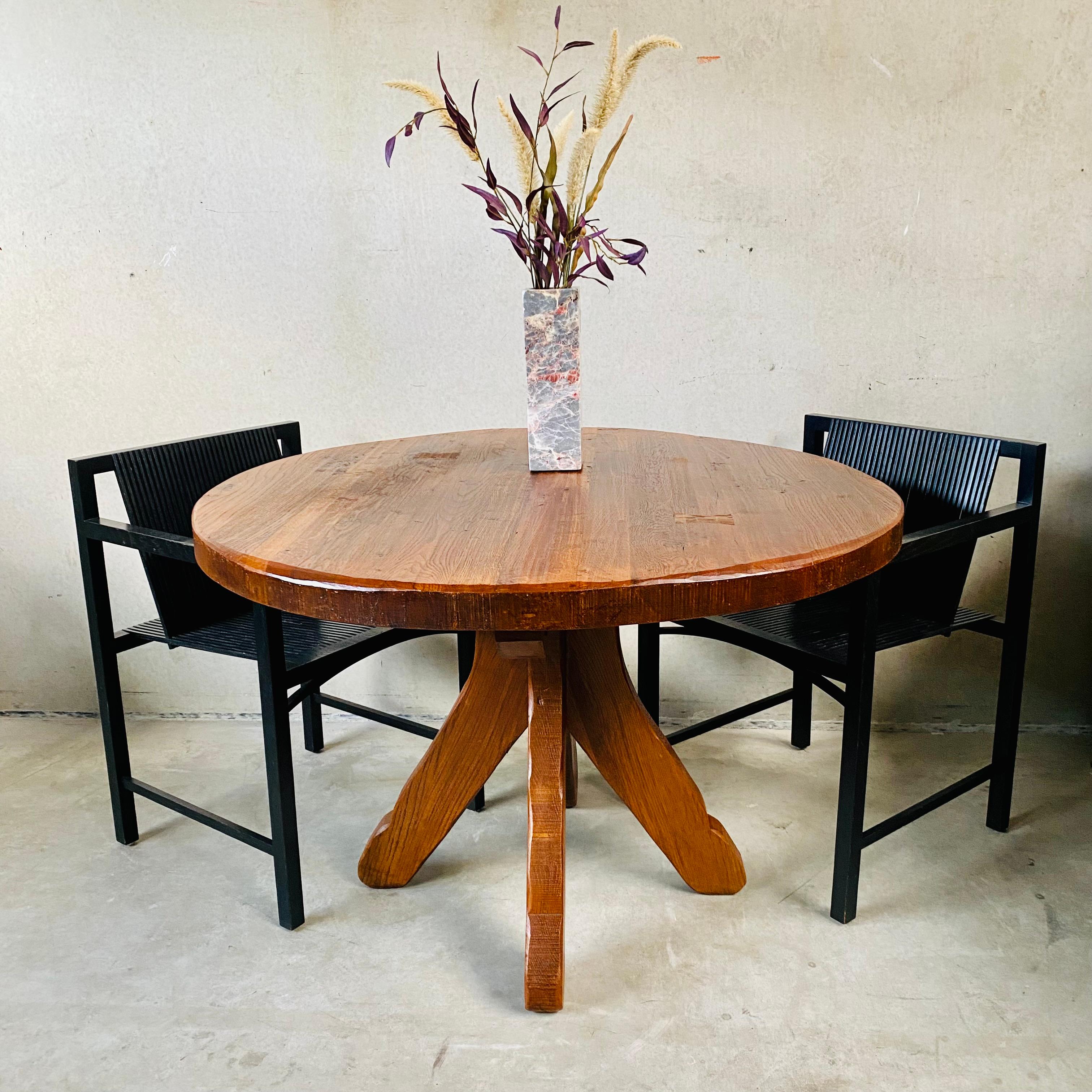 Introducing the Mid-century De Puydt Natural Oak Dining Table: A Timeless Blend of Elegance and Brutalist Charm

Immerse yourself in the allure of the Mid-century De Puydt Natural Oak Dining Table – a captivating masterpiece from the renowned