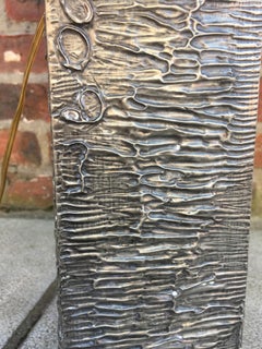 Brutalistische Lampe aus geschnitztem Zinn und bemaltem Lampenschirm, um 1970, signiert