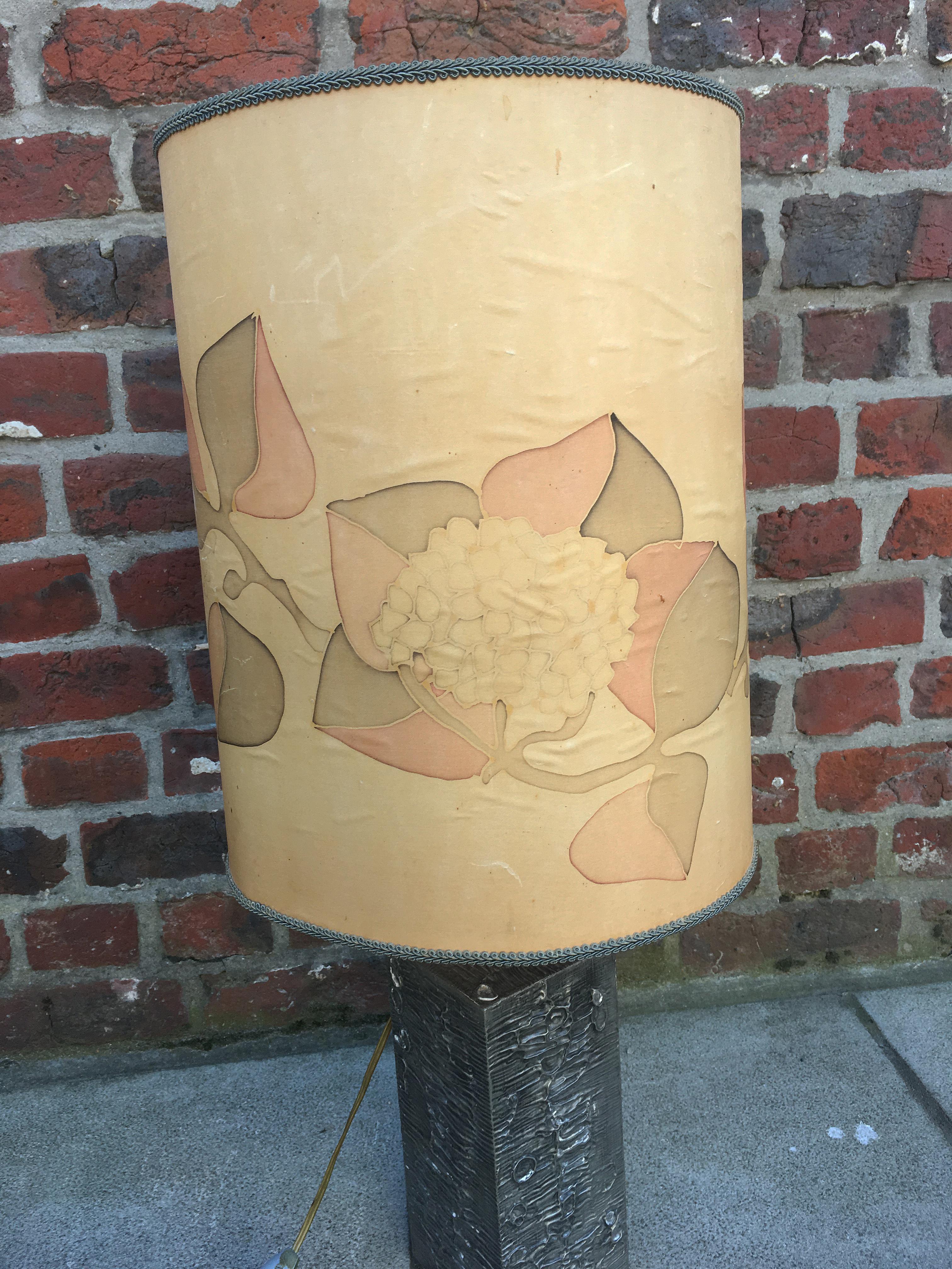 Brutalist Lamp in Carved Pewter and Painted Lampshade circa 1970, Signed In Good Condition For Sale In Saint-Ouen, FR