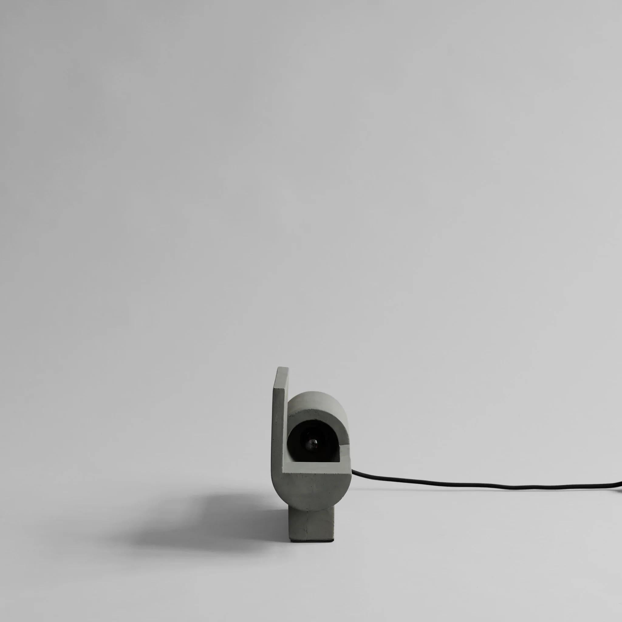 Lampe brutaliste en béton, une œuvre d'art contemporaine.

La lampe Brutalist s'inspire des angles géométriques des chefs-d'œuvre architecturaux de Le Corbusier et Frank Lloyds Wright. Il est coulé en béton léger. Lorsqu'il est éteint, le béton