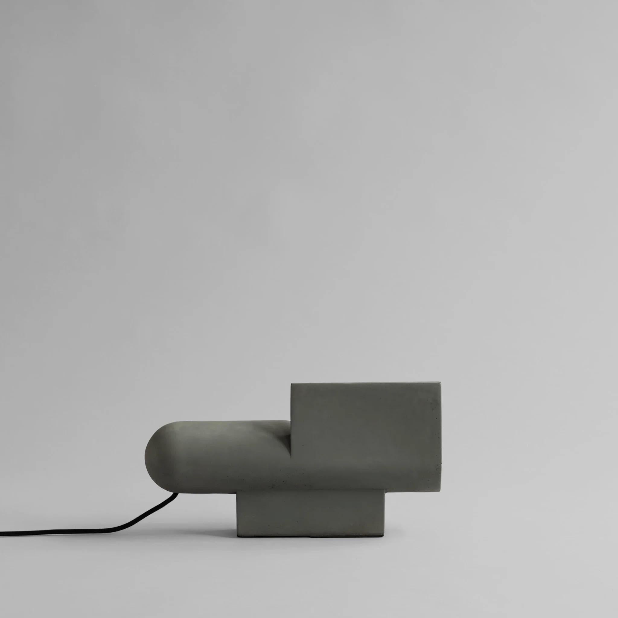 Moderne Lampe brutaliste en béton, une œuvre d'art contemporaine. en vente