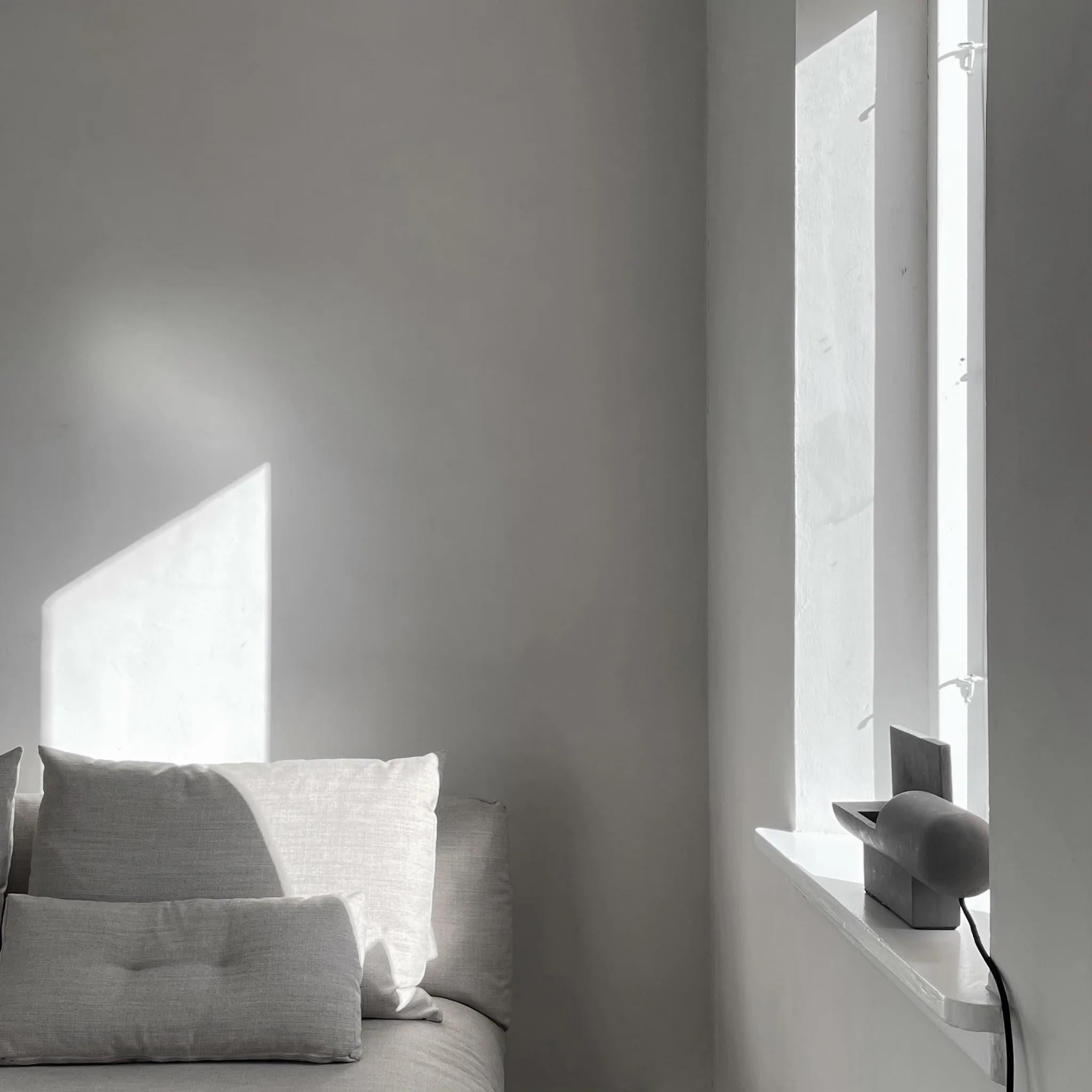 Lampe brutaliste en béton, une œuvre d'art contemporaine. en vente 1