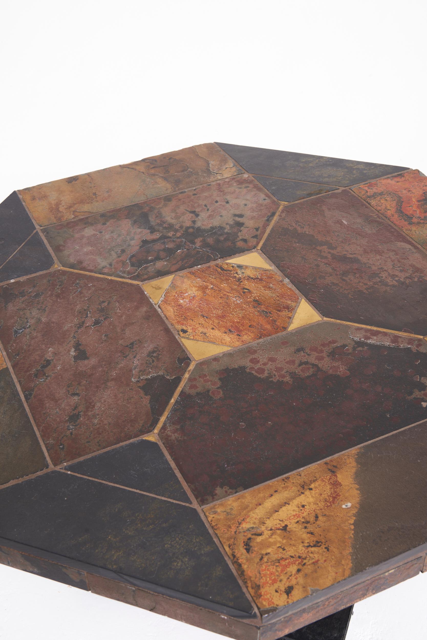 Table basse brutaliste en pierre de lave en vente 3
