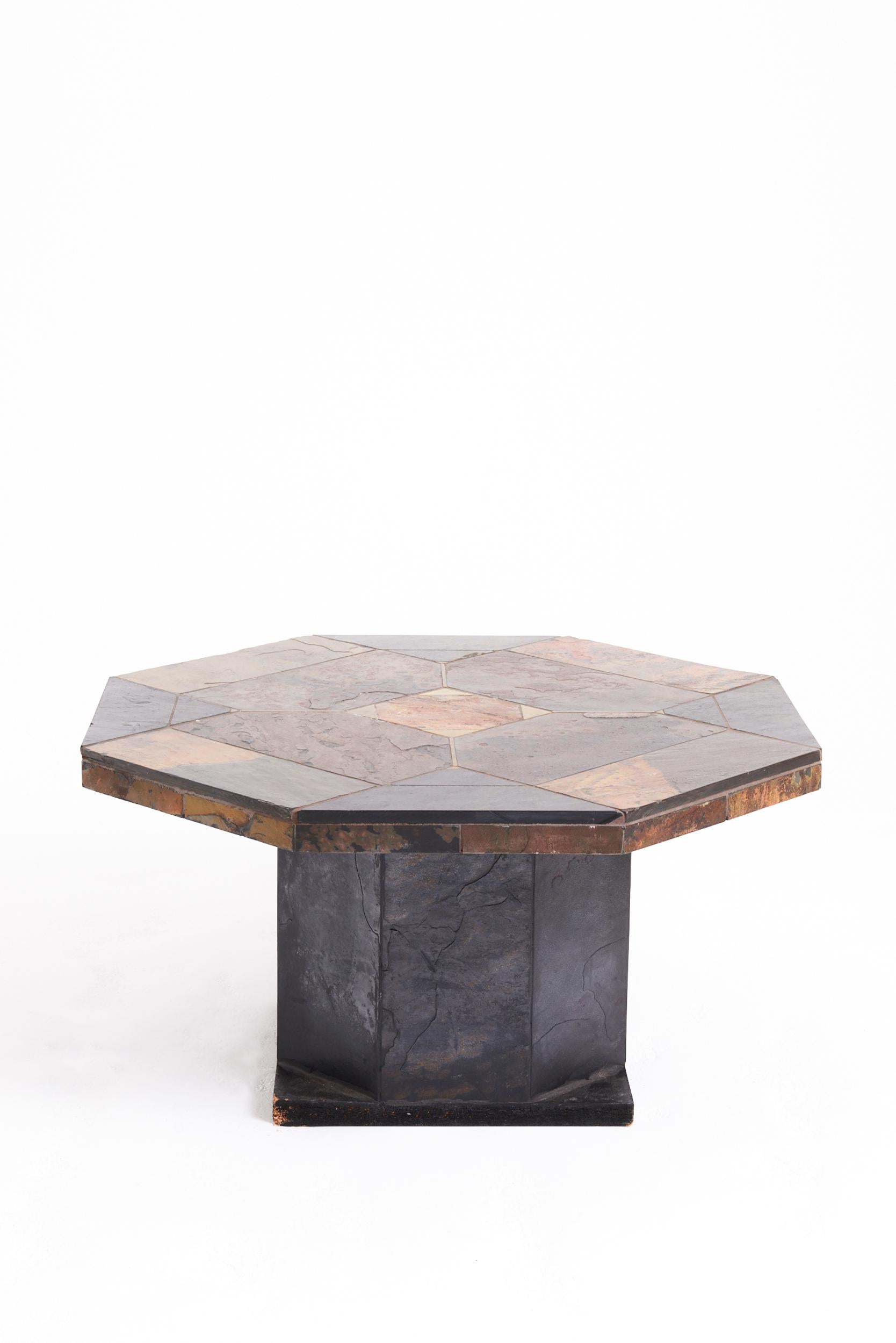 Brutalisme Table basse brutaliste en pierre de lave en vente